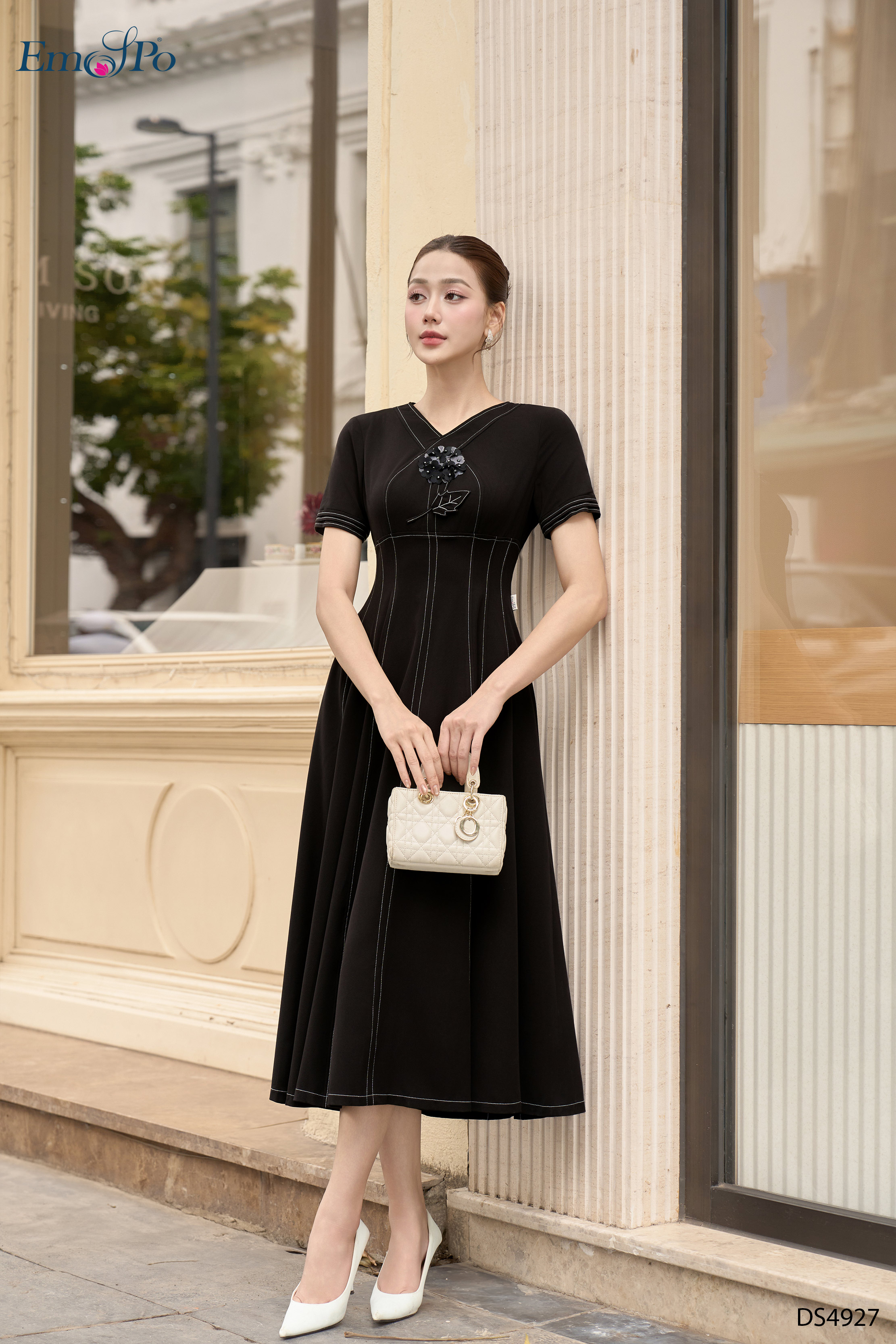Đầm xòe, cổ tim đính nhành hoa, diễu chỉ trắng