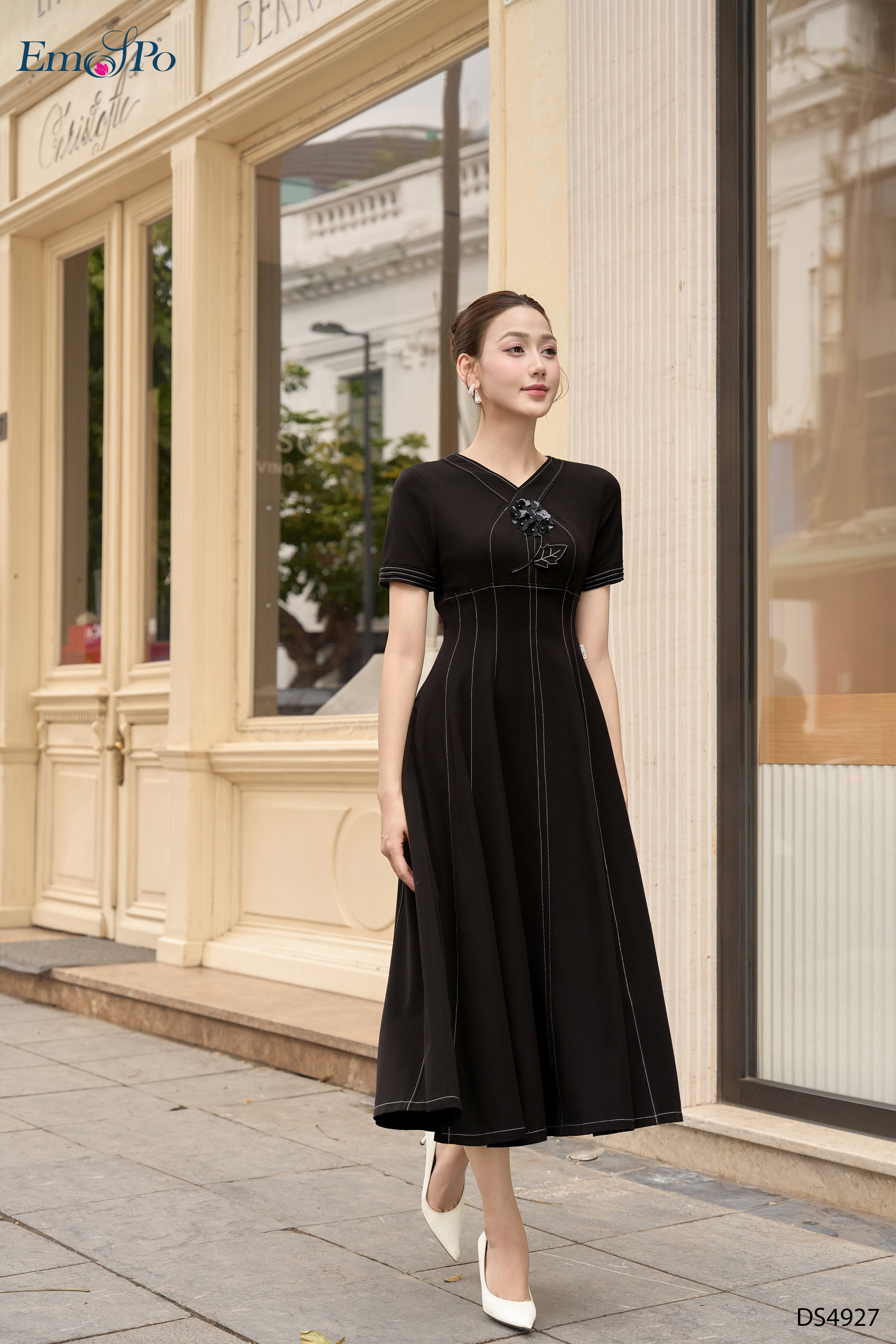 Đầm xòe, cổ tim đính nhành hoa, diễu chỉ trắng