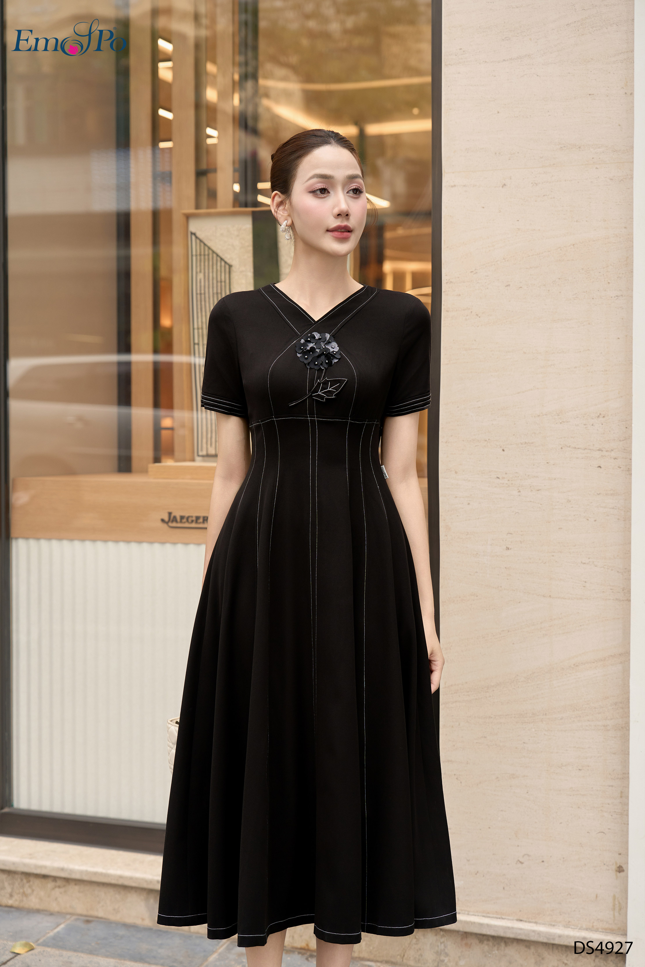 Đầm xòe, cổ tim đính nhành hoa, diễu chỉ trắng