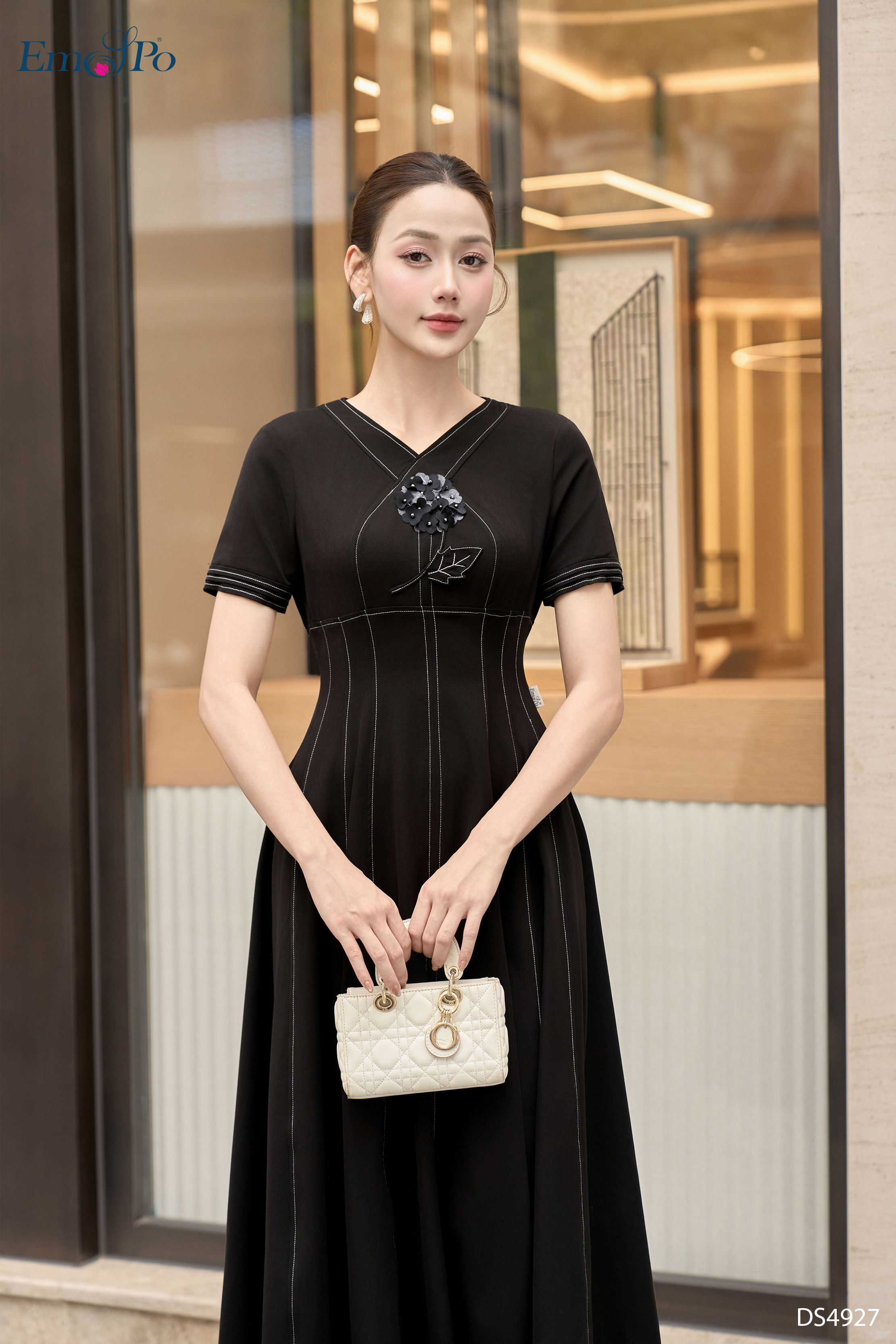 Đầm xòe, cổ tim đính nhành hoa, diễu chỉ trắng