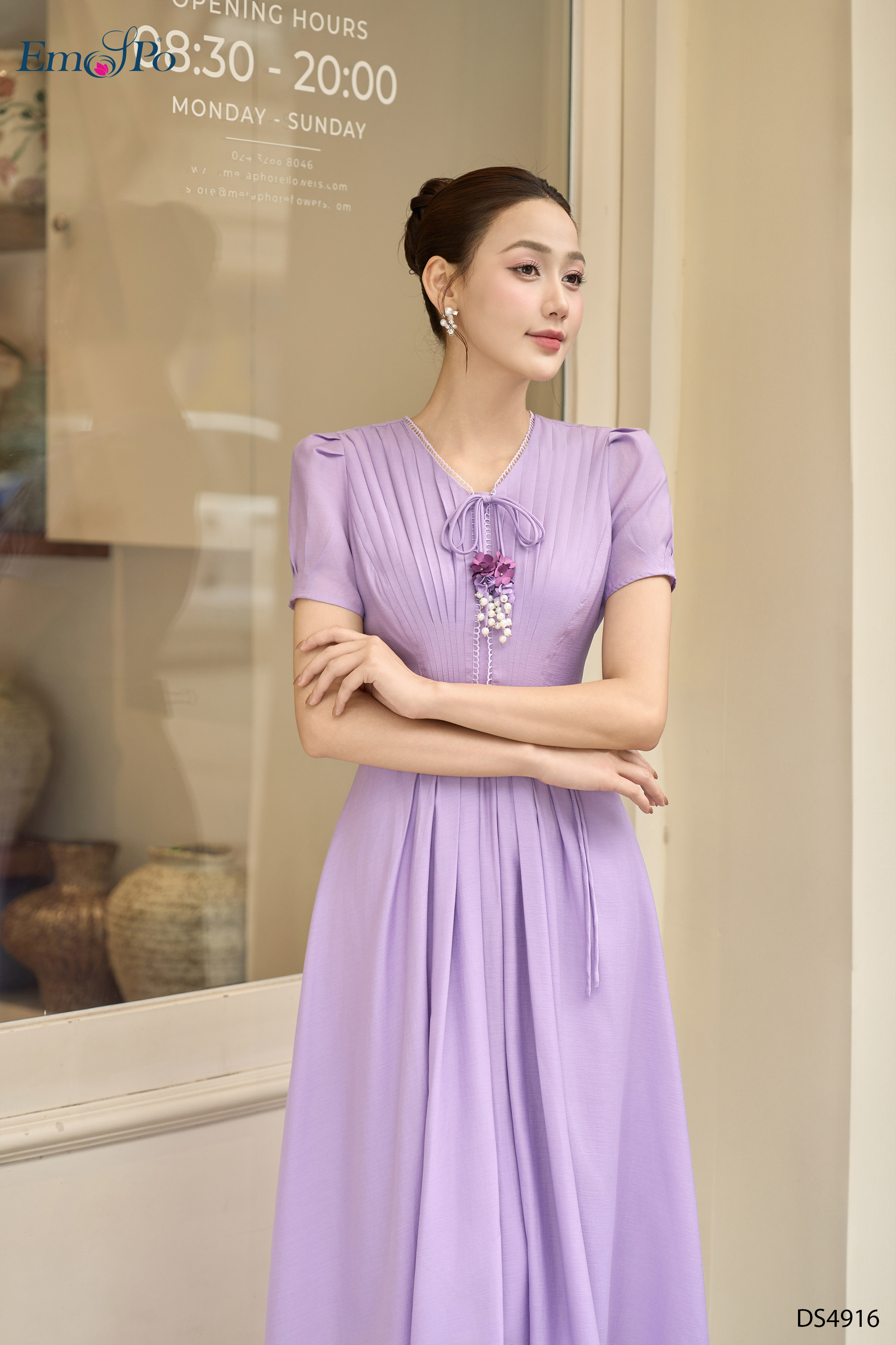 Đầm xòe, cổ tim kẹp ren xếp ly, cài nơ hoa và dây tết rời