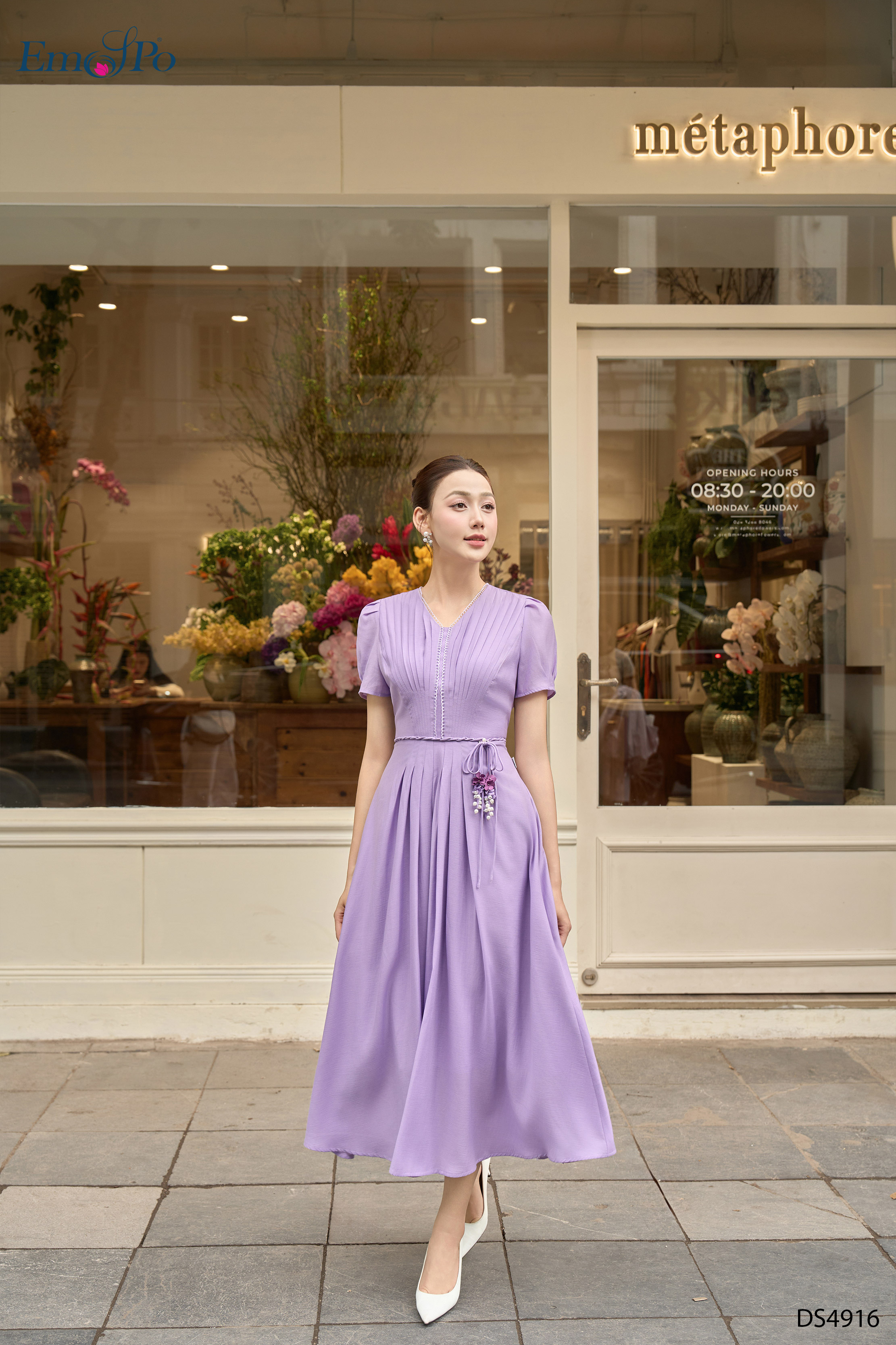Đầm xòe, cổ tim kẹp ren xếp ly, cài nơ hoa và dây tết rời