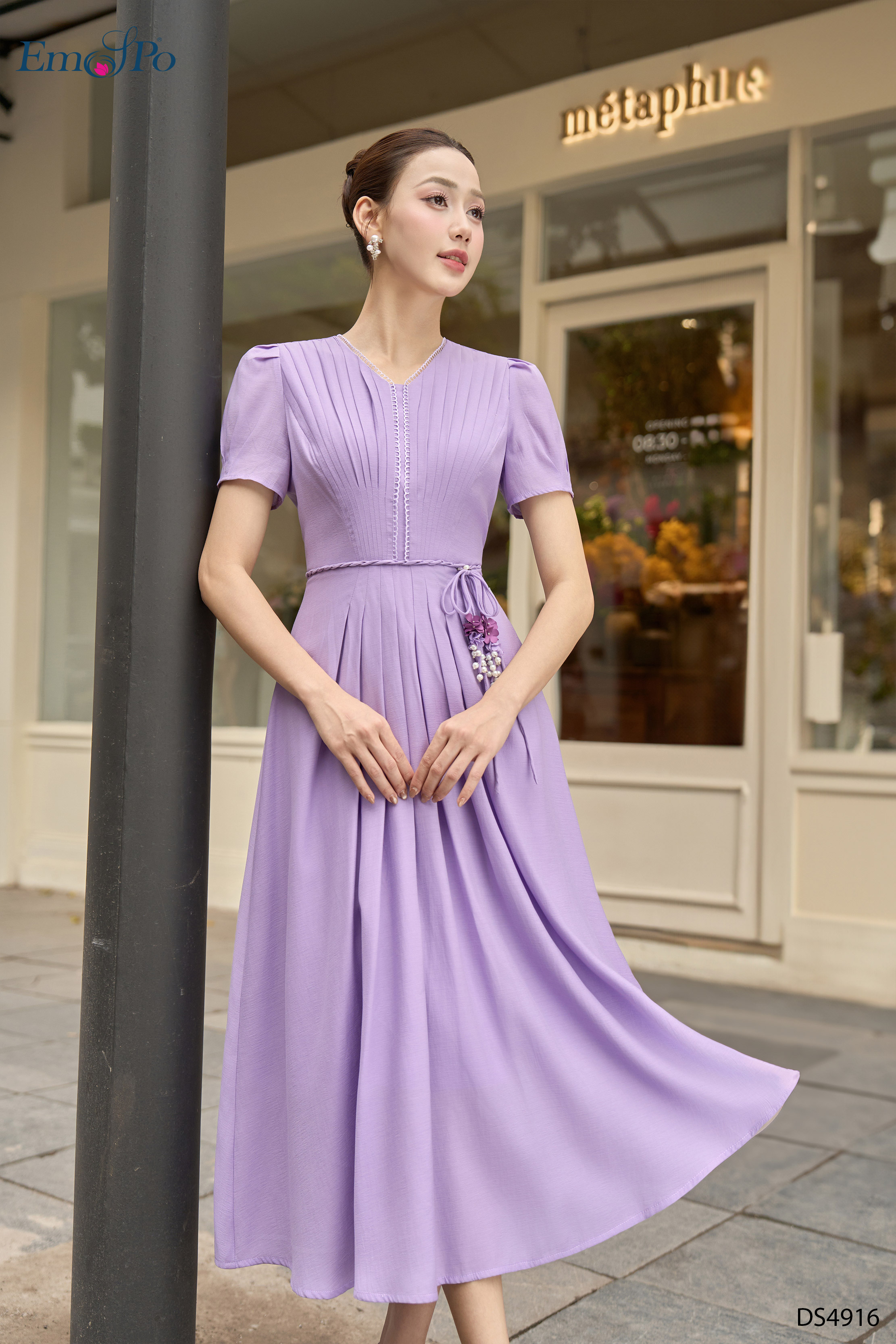 Đầm xòe, cổ tim kẹp ren xếp ly, cài nơ hoa và dây tết rời