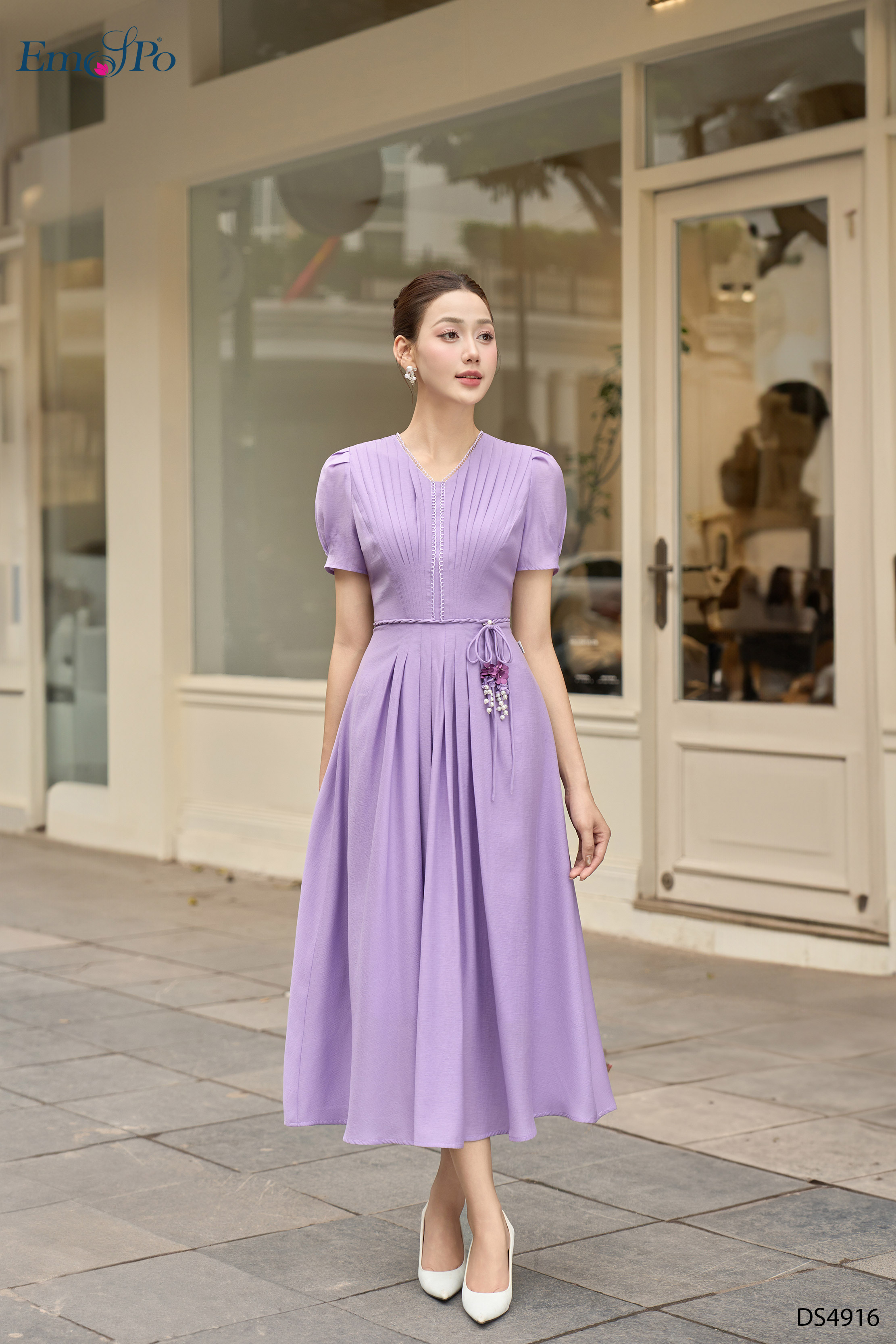 Đầm xòe, cổ tim kẹp ren xếp ly, cài nơ hoa và dây tết rời