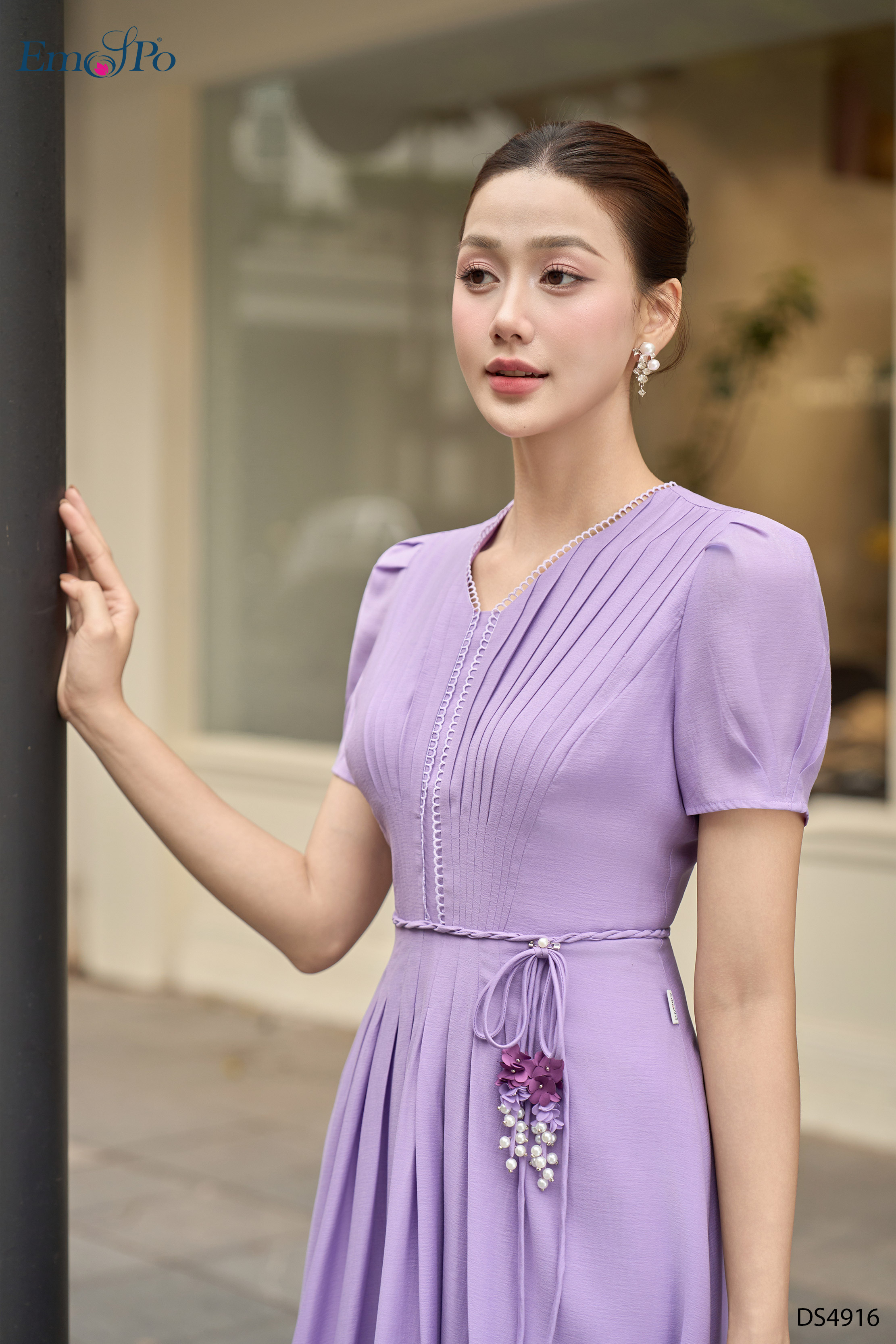 Đầm xòe, cổ tim kẹp ren xếp ly, cài nơ hoa và dây tết rời
