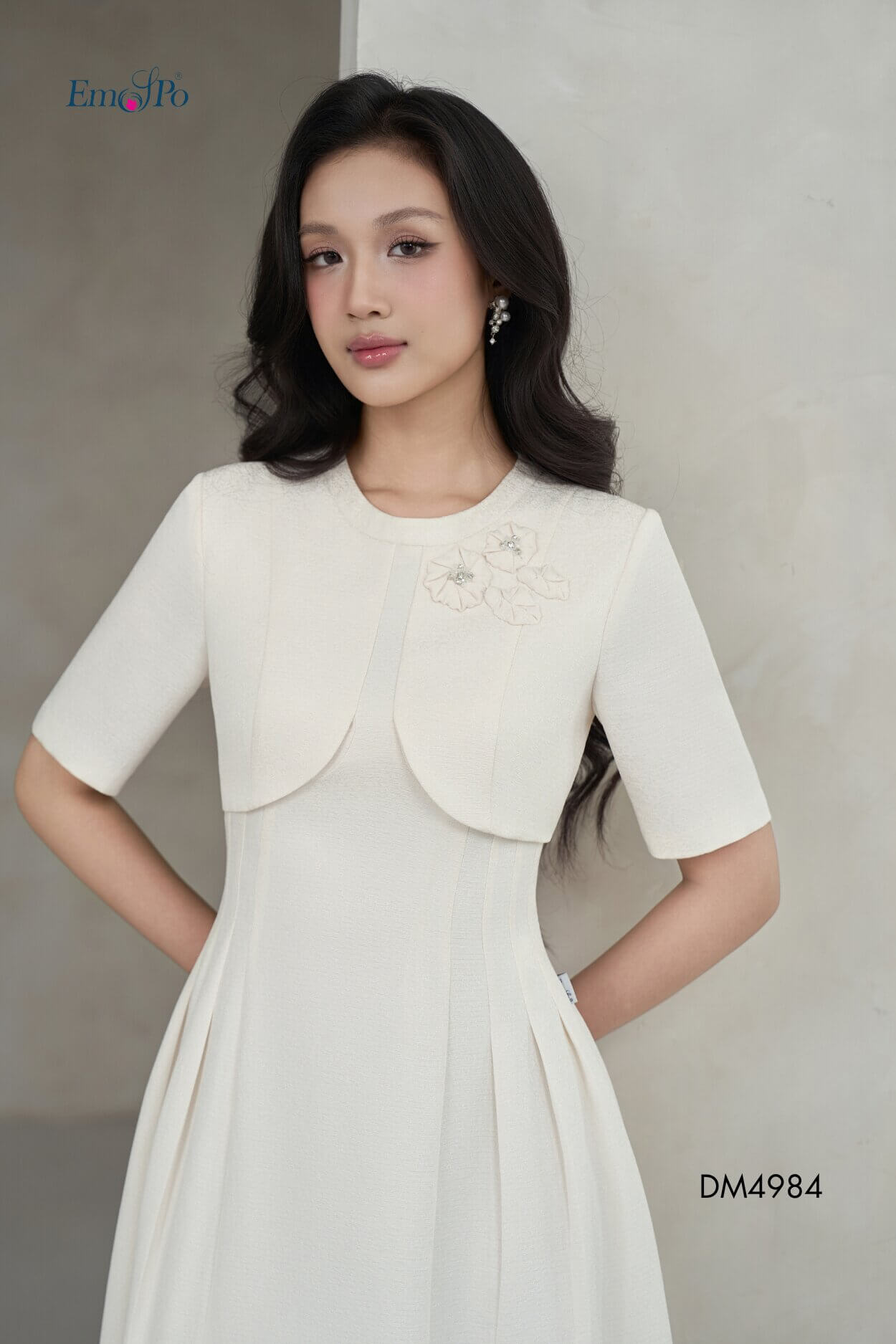 Đầm xòe cổ tròn, chiết ly 2 bên eo, giả choàng đính hoa ngực trái