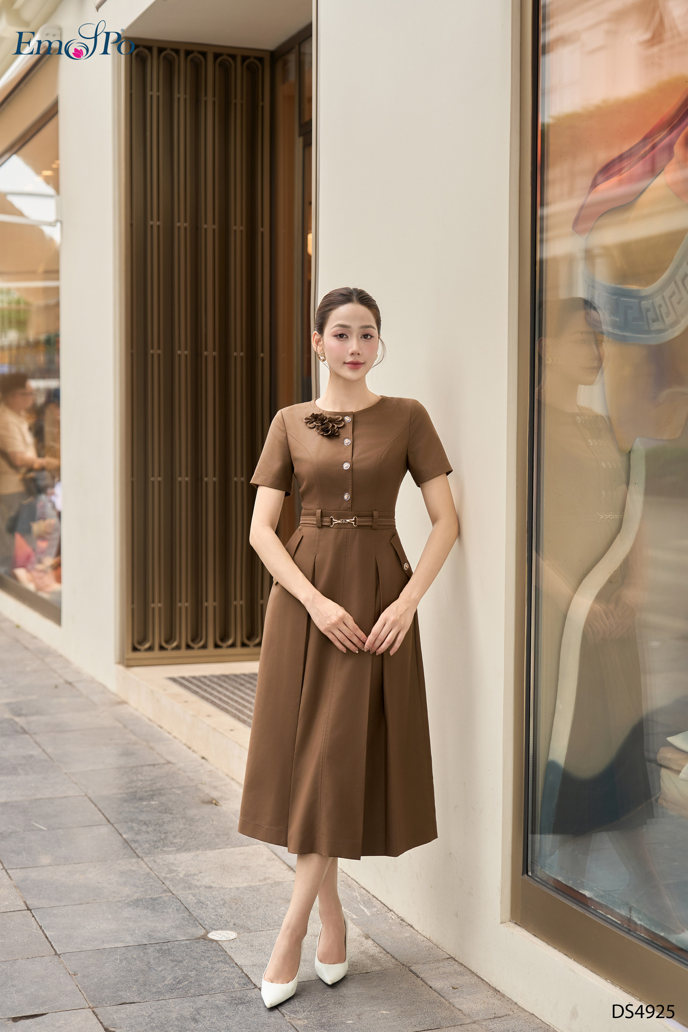 Đầm xòe, cổ tròn đính hoa, cài hàng cúc hoa trong, đai rời