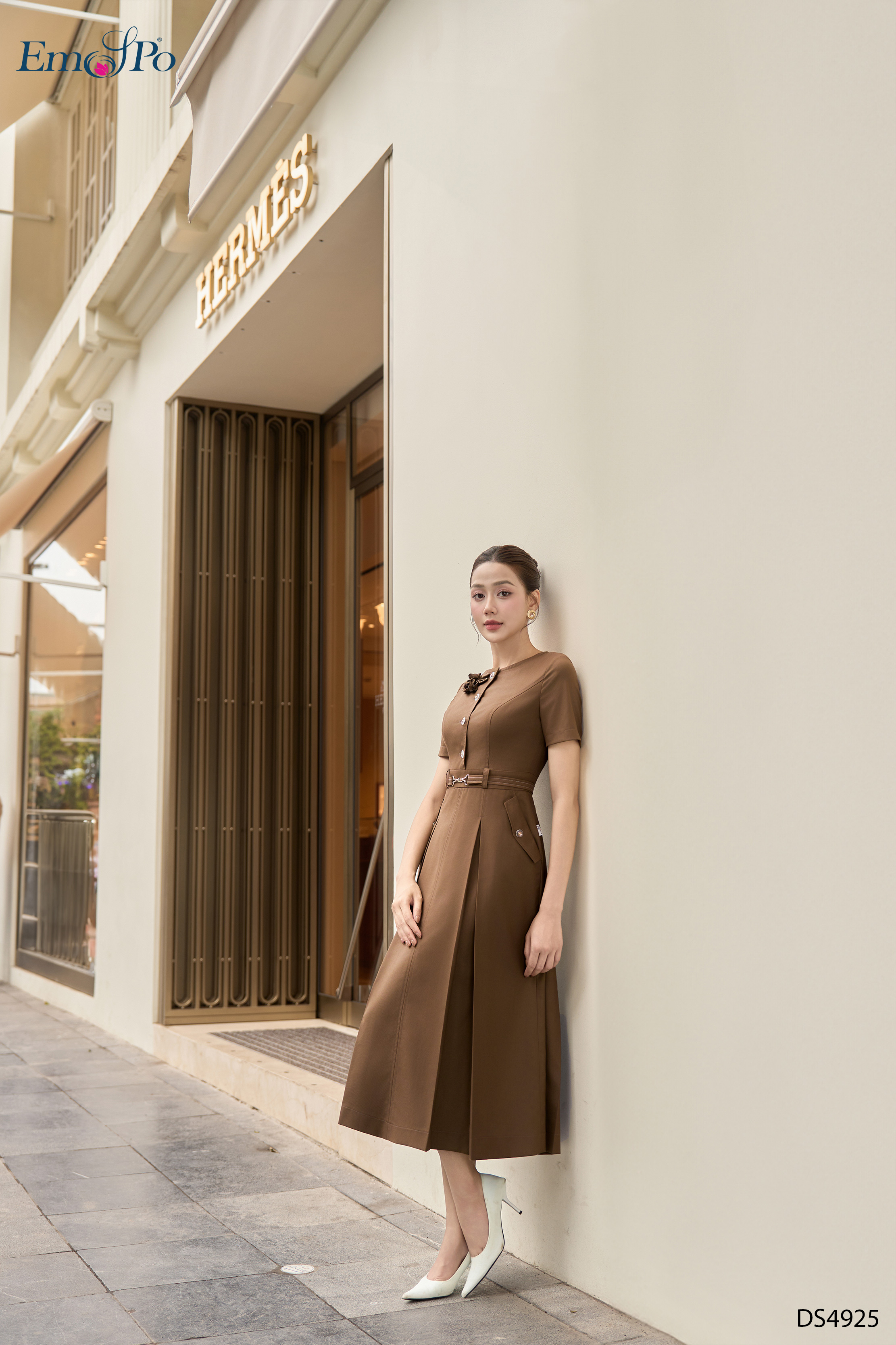 Đầm xòe, cổ tròn đính hoa, cài hàng cúc hoa trong, đai rời