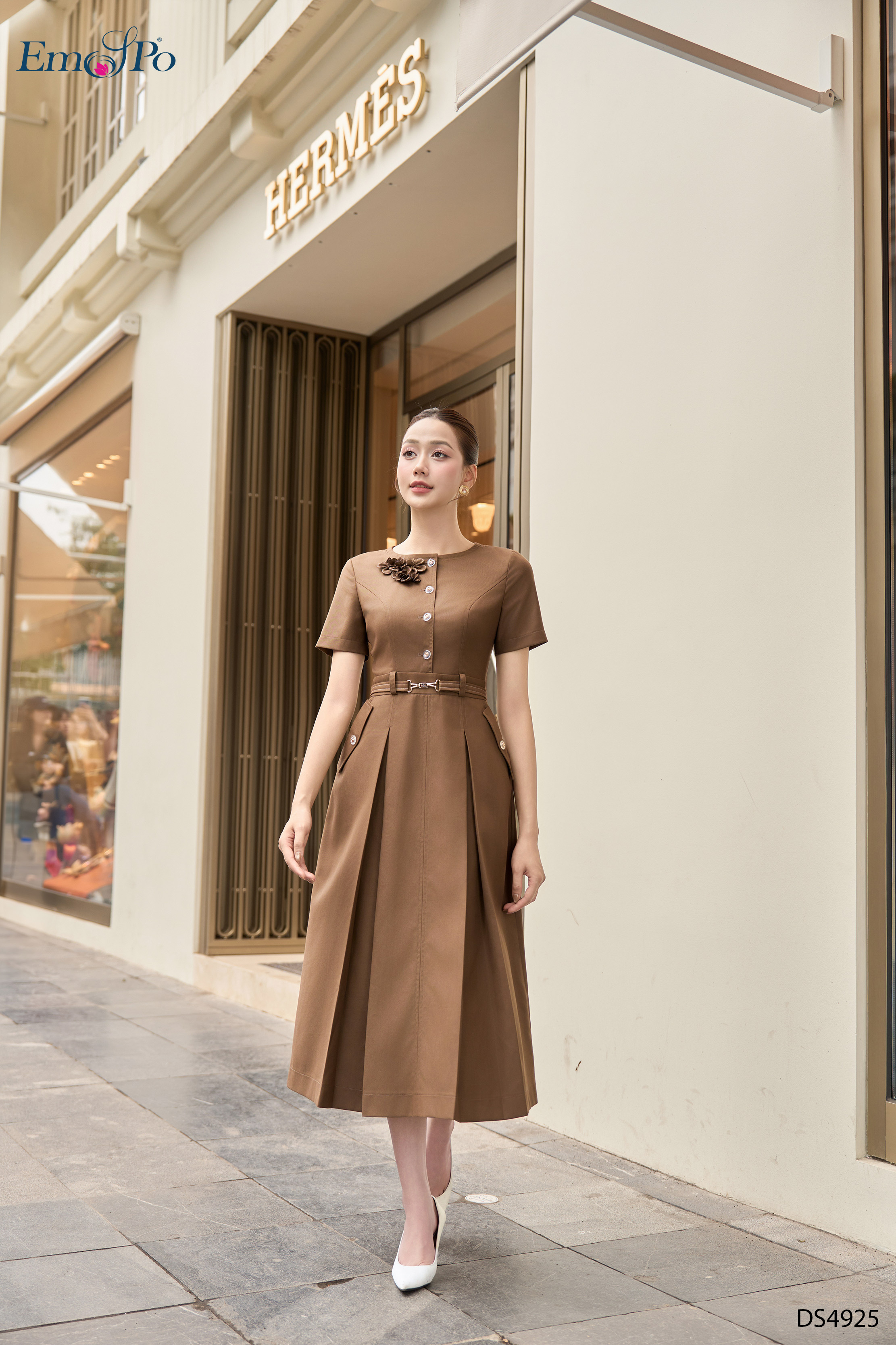Đầm xòe, cổ tròn đính hoa, cài hàng cúc hoa trong, đai rời