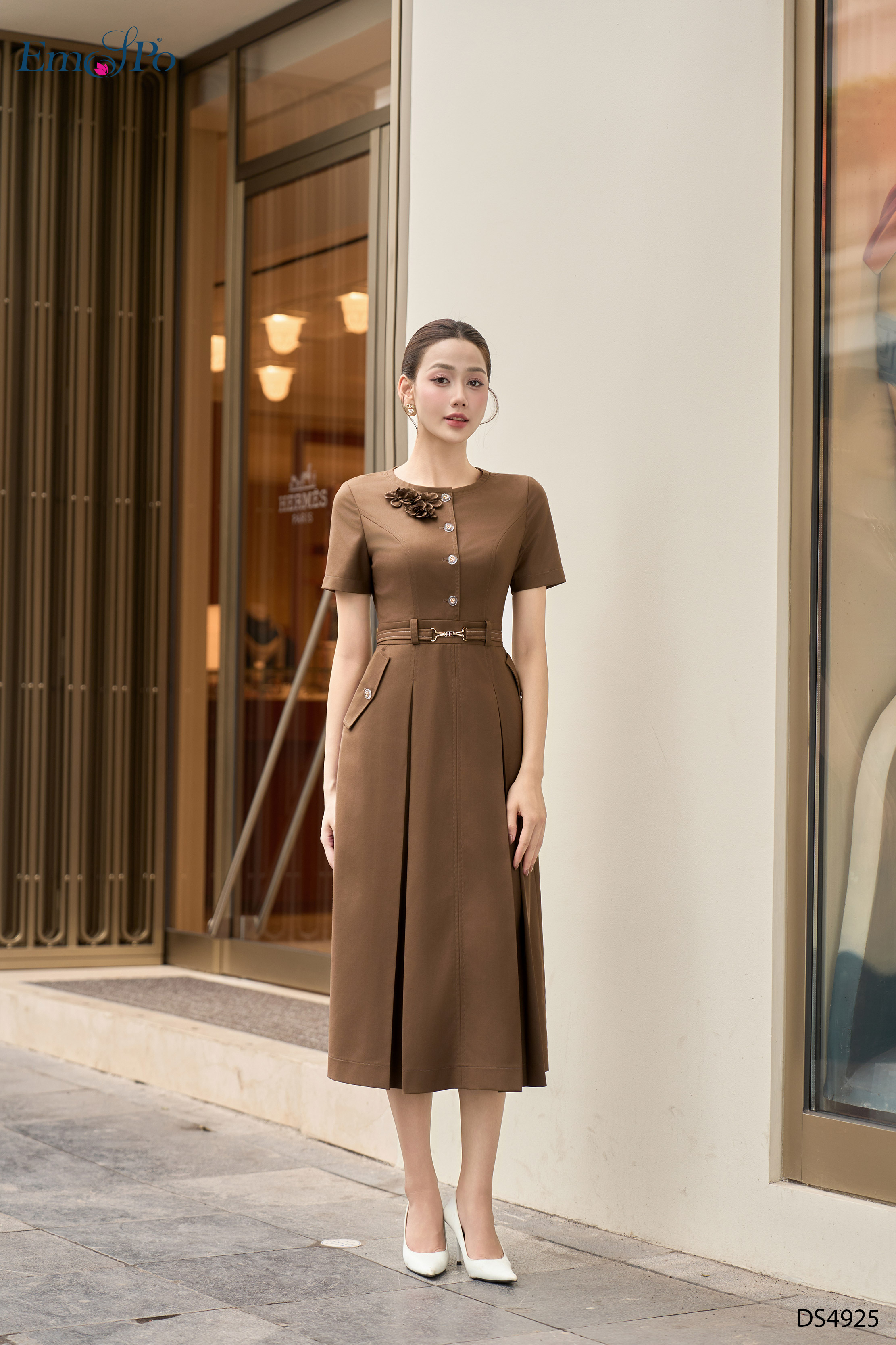 Đầm xòe, cổ tròn đính hoa, cài hàng cúc hoa trong, đai rời
