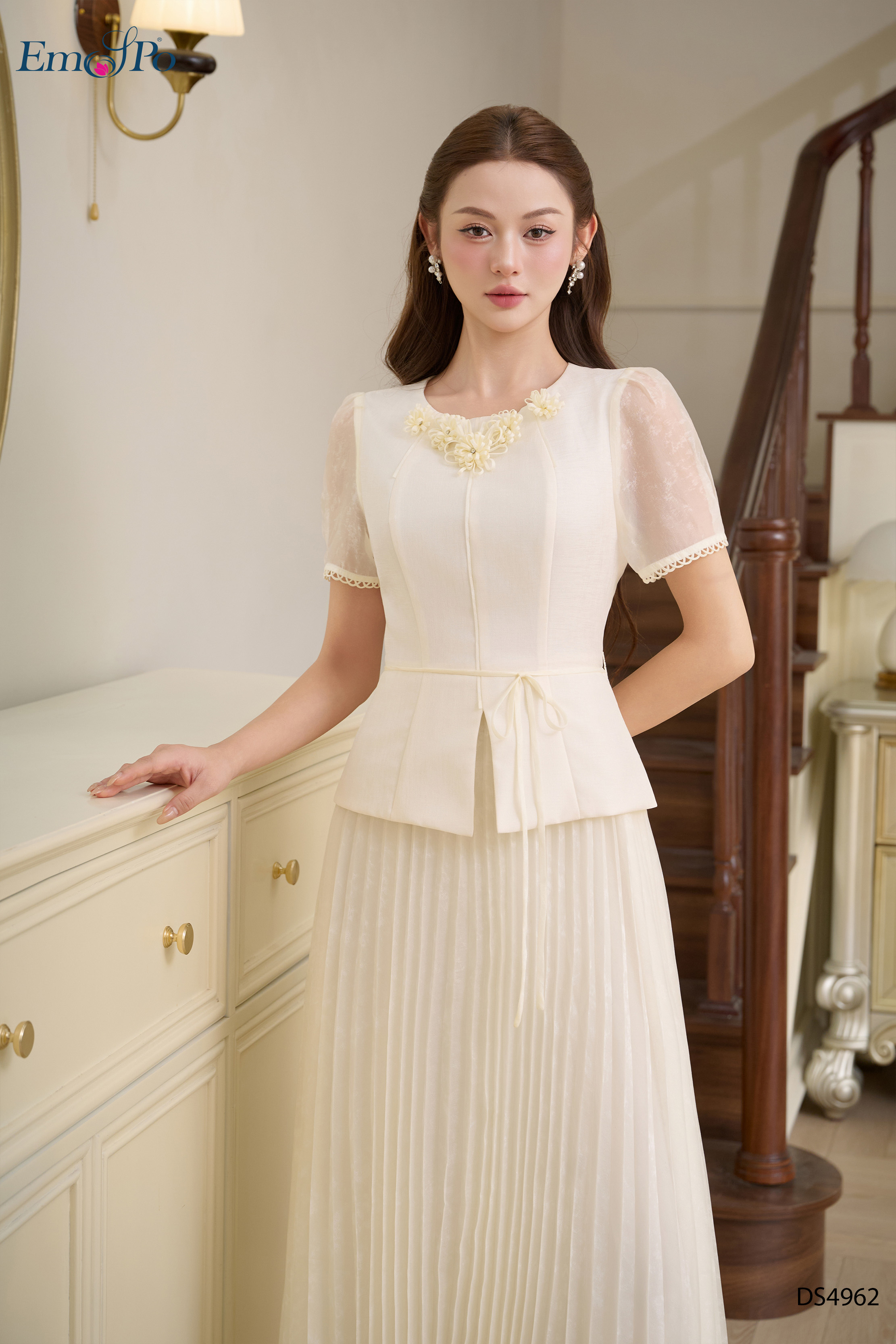 Đầm xòe cổ tròn đính hoa dáng peplum, chân váy dập ly, dây đai rời