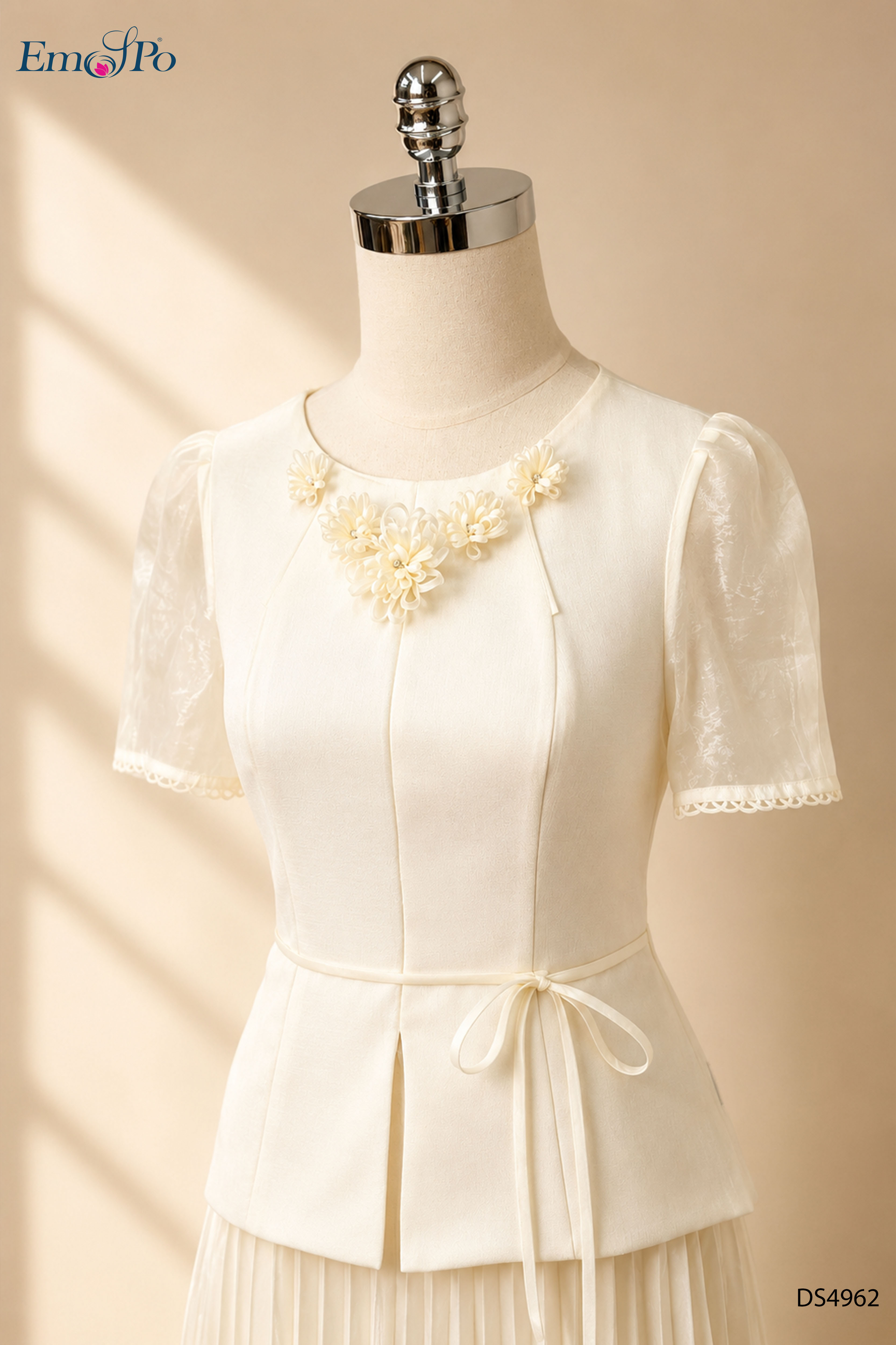 Đầm xòe cổ tròn đính hoa dáng peplum, chân váy dập ly, dây đai rời