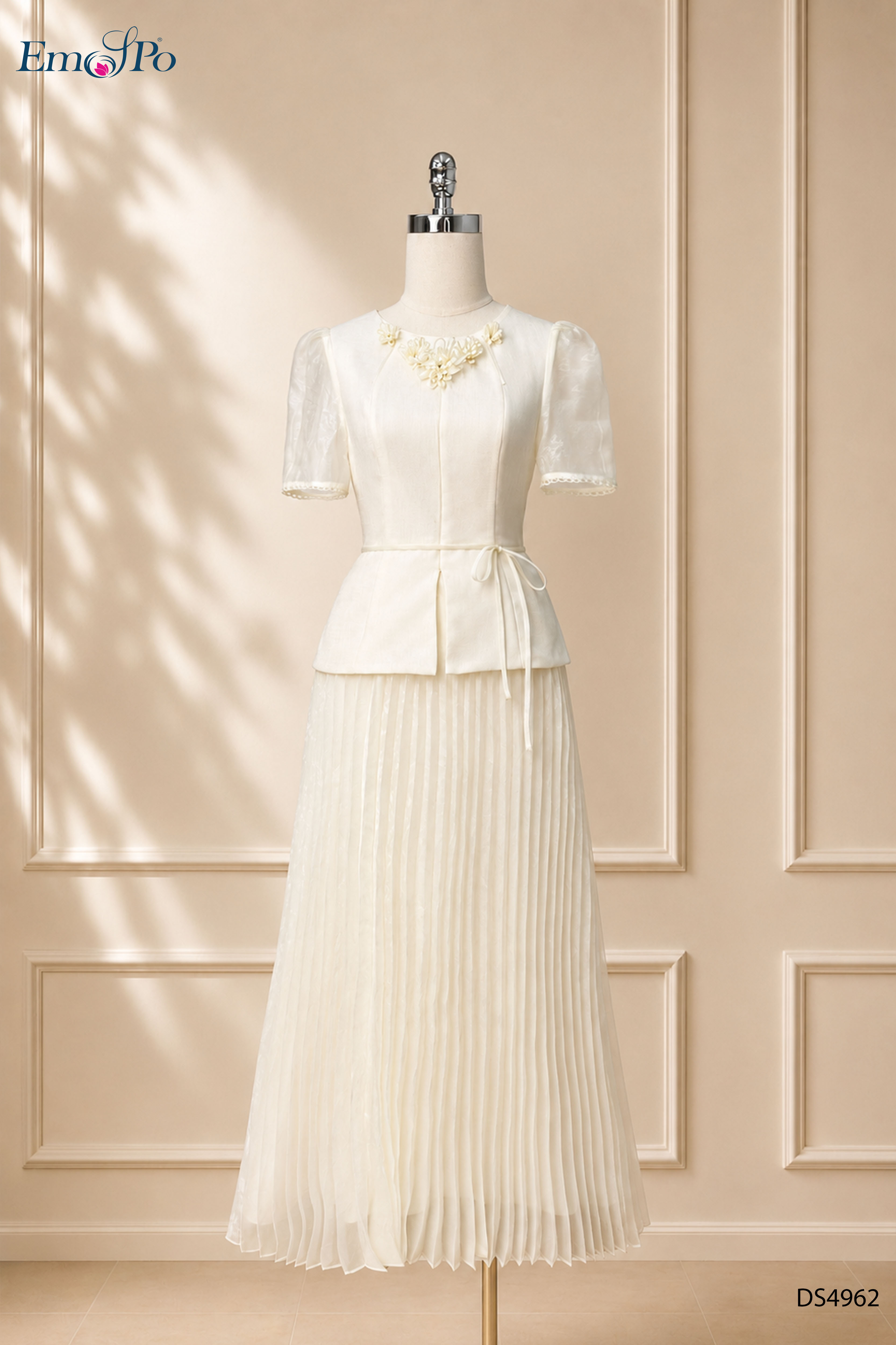 Đầm xòe cổ tròn đính hoa dáng peplum, chân váy dập ly, dây đai rời
