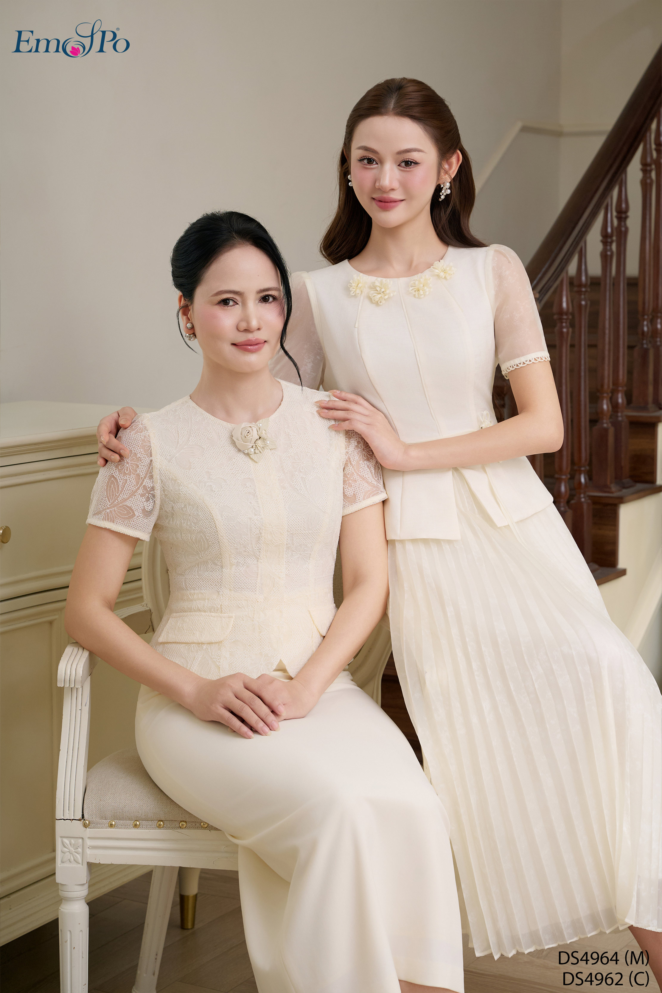 Đầm xòe cổ tròn đính hoa dáng peplum, chân váy dập ly, dây đai rời