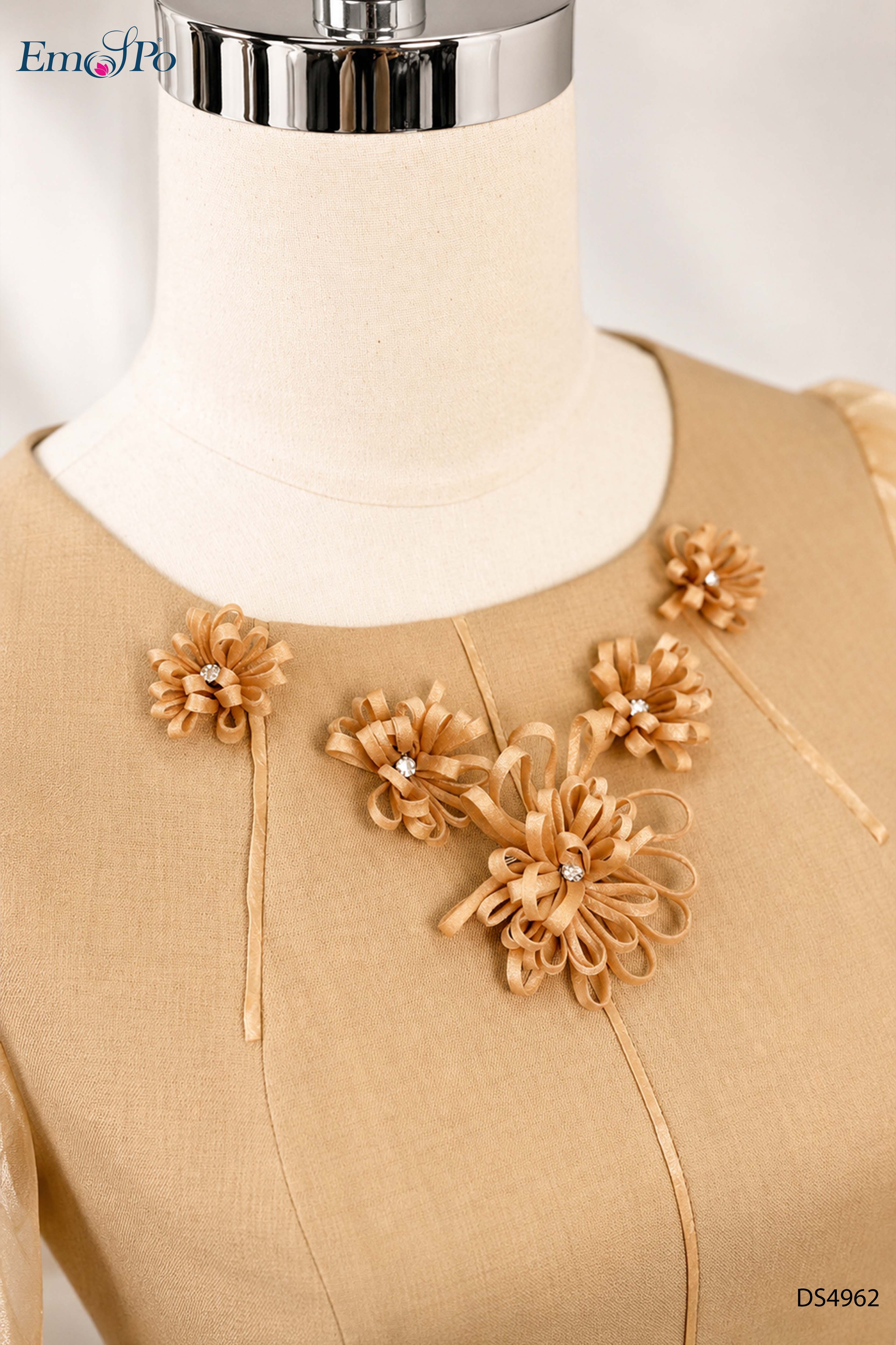 Đầm xòe cổ tròn đính hoa dáng peplum, chân váy dập ly, dây đai rời