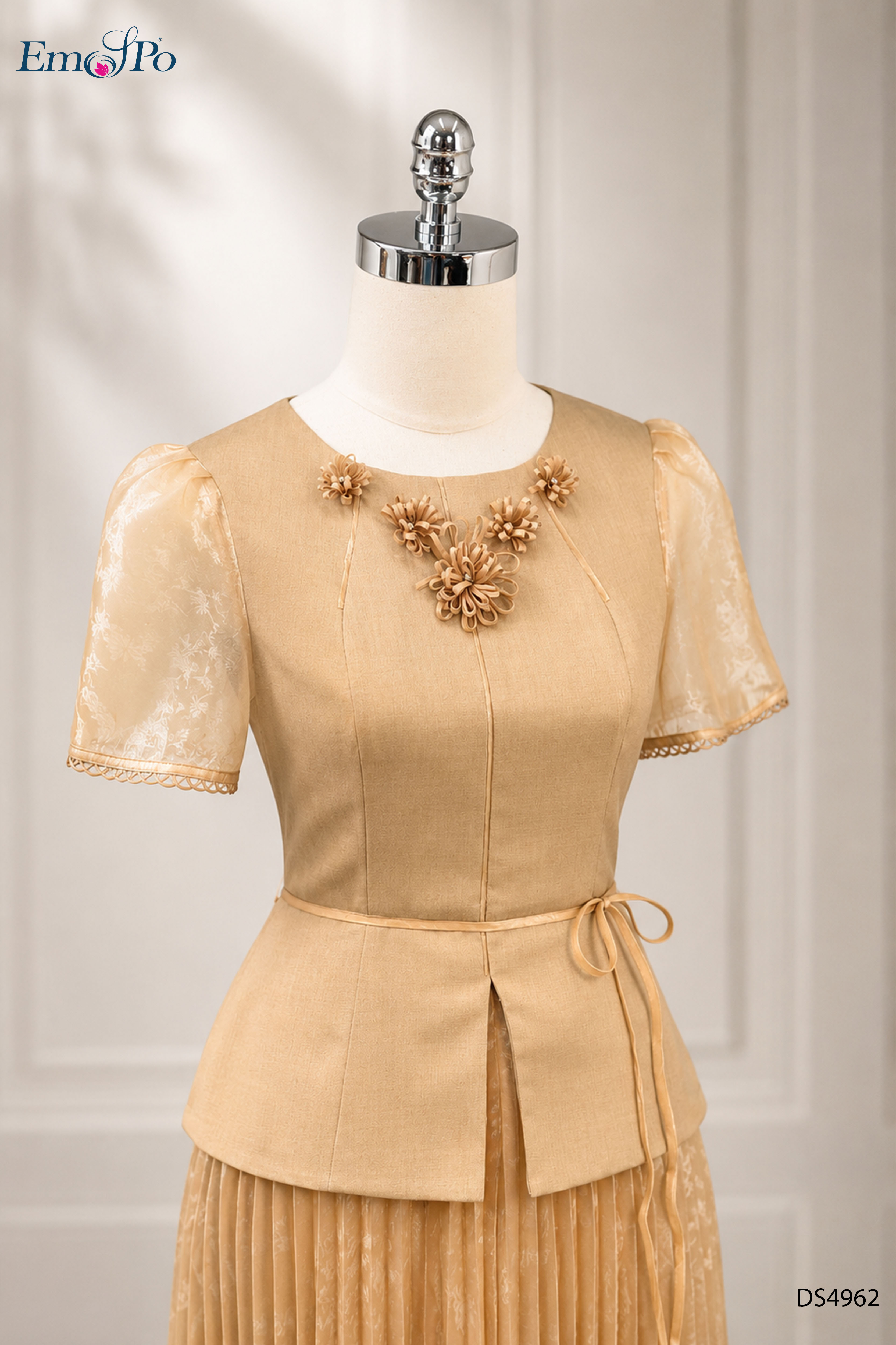 Đầm xòe cổ tròn đính hoa dáng peplum, chân váy dập ly, dây đai rời