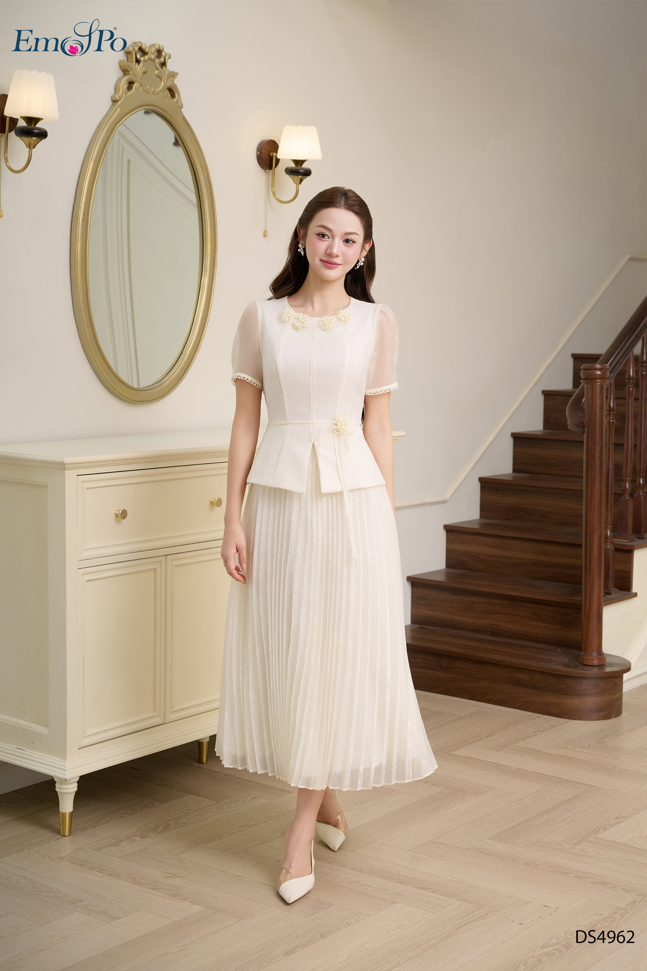 Đầm xòe cổ tròn đính hoa dáng peplum, chân váy dập ly, dây đai rời