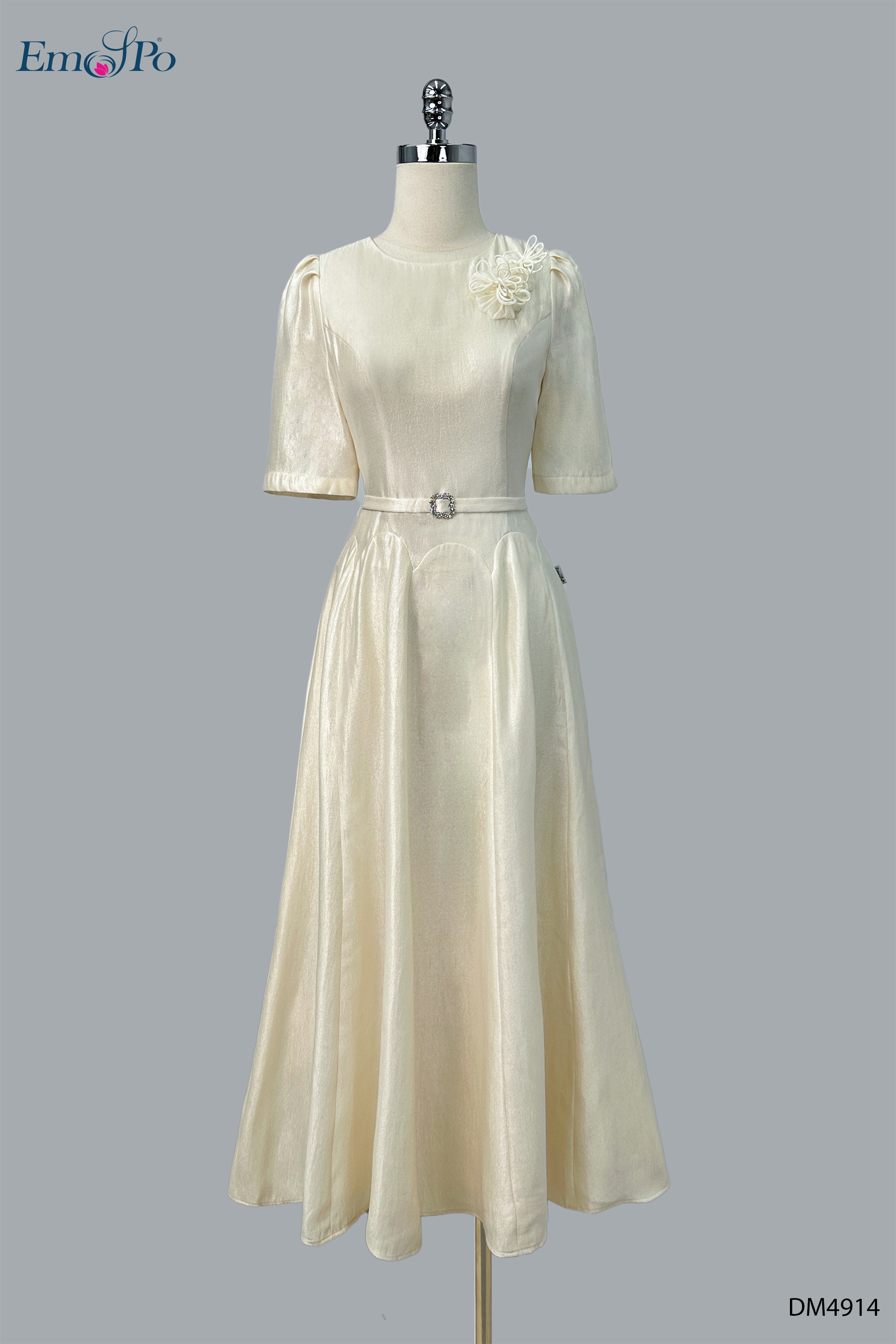 Đầm xòe, cổ tròn, đính hoa ngực trái, chiết eo, đai rời