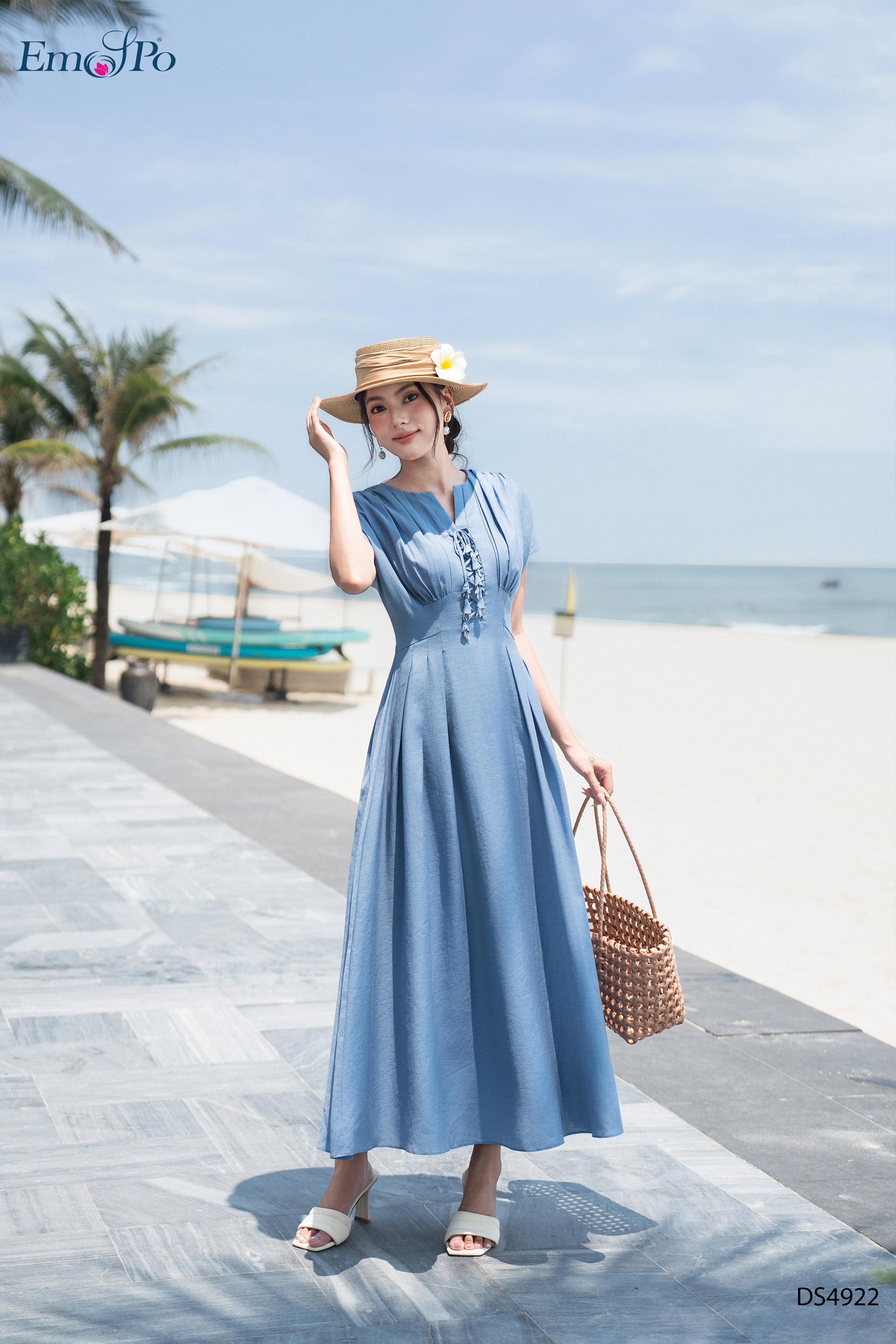 Đầm xòe, cổ tròn khoét V, vai chờm xếp ly đan dây hoa