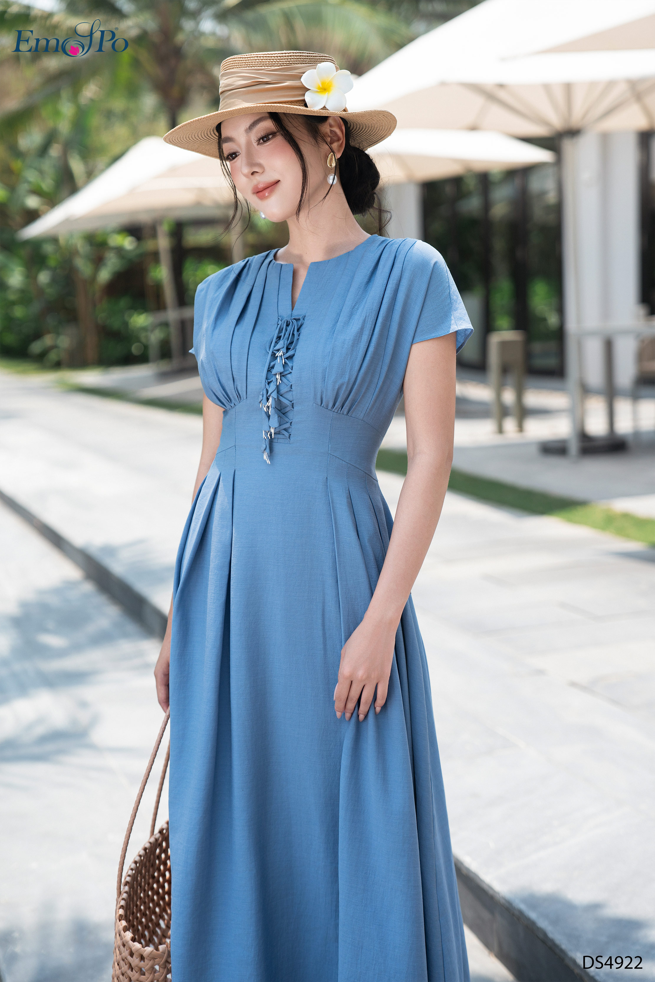 Đầm xòe, cổ tròn khoét V, vai chờm xếp ly đan dây hoa