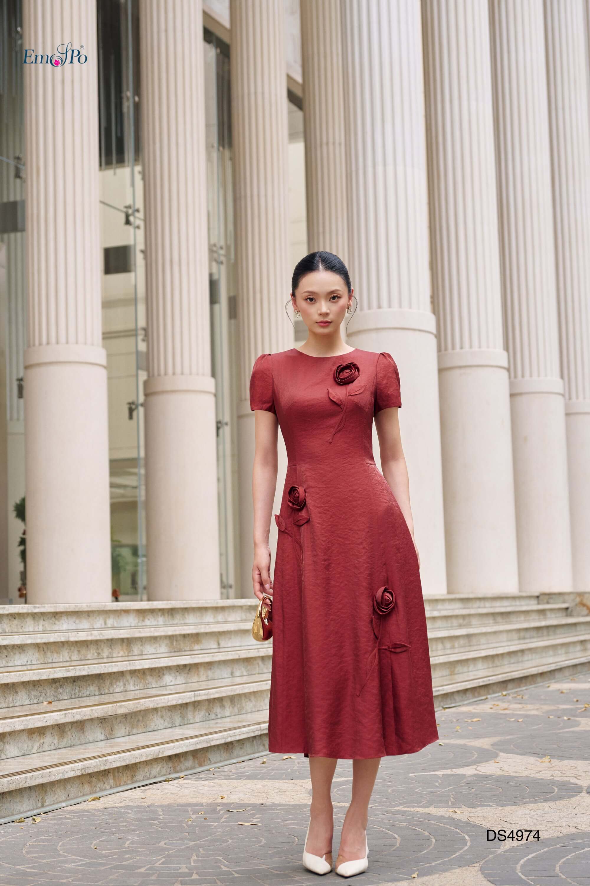 Đầm xòe cổ tròn, trang trí đính nhành hoa
