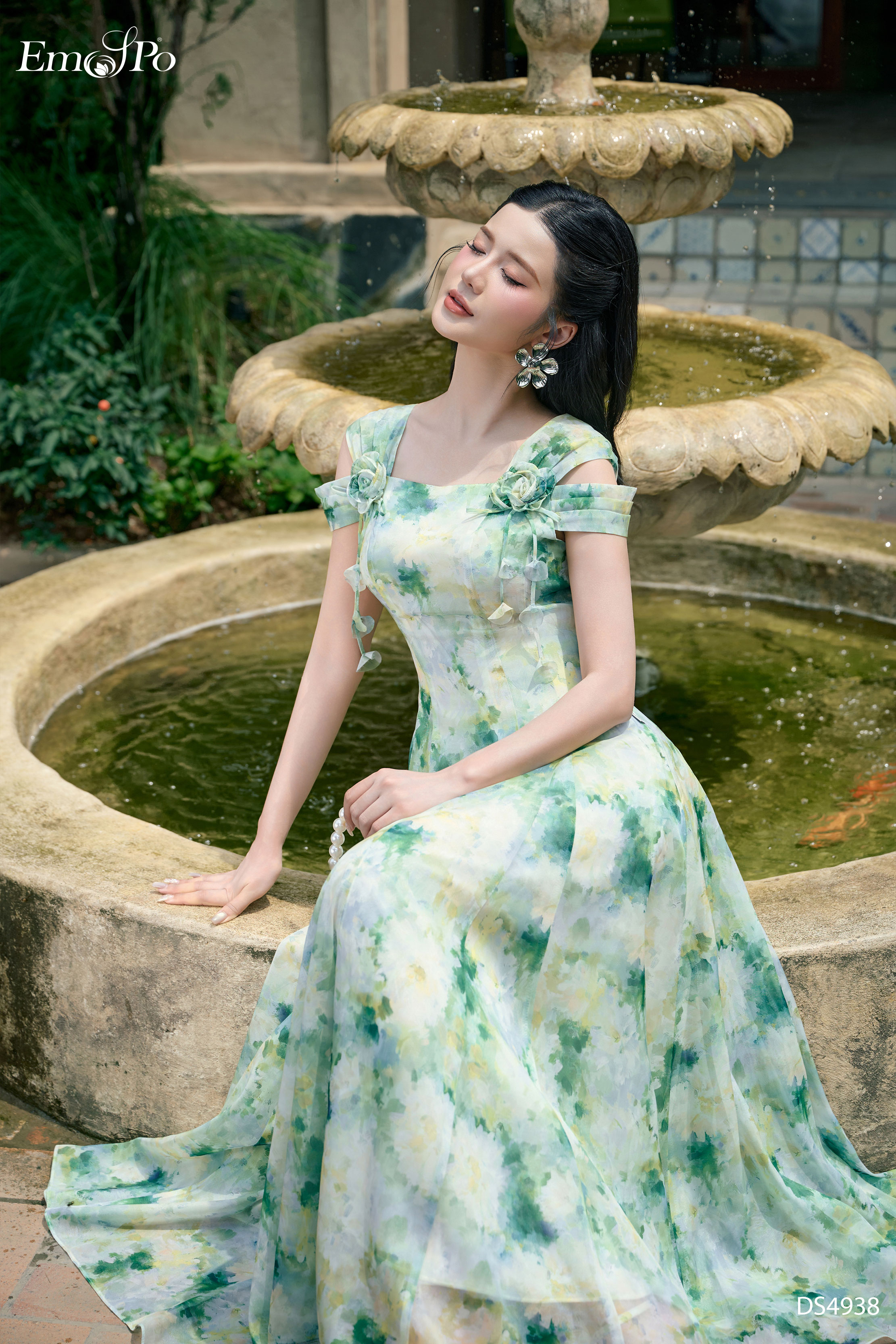Đầm xòe cổ vuông, 2 dây bản to, khoét vai đính hoa