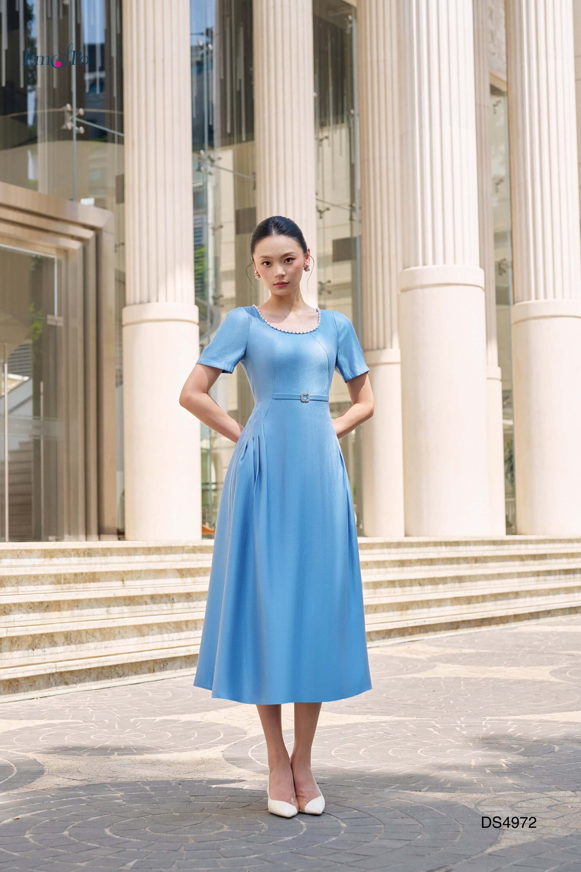 Đầm xòe, cổ vuông đính đá và ngọc trai, hông xếp ly, eo đính đai mặt đá