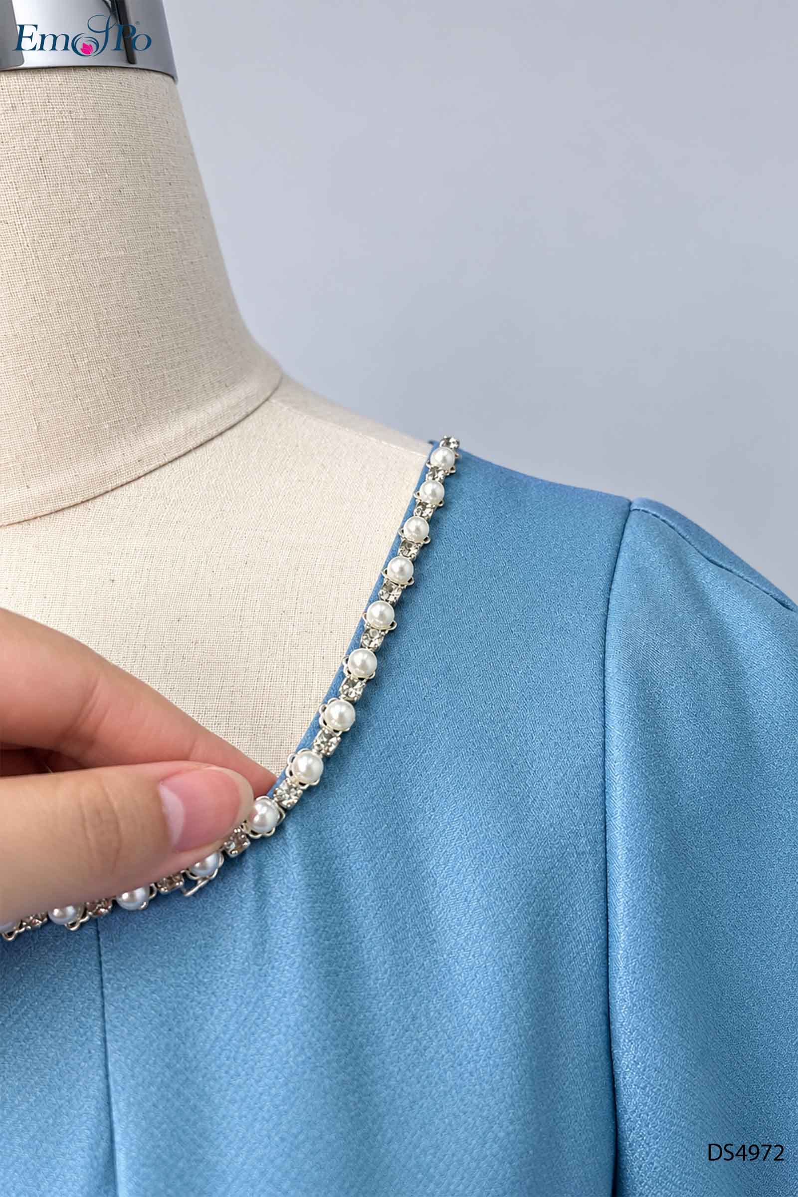 Đầm xòe, cổ vuông đính đá và ngọc trai, hông xếp ly, eo đính đai mặt đá
