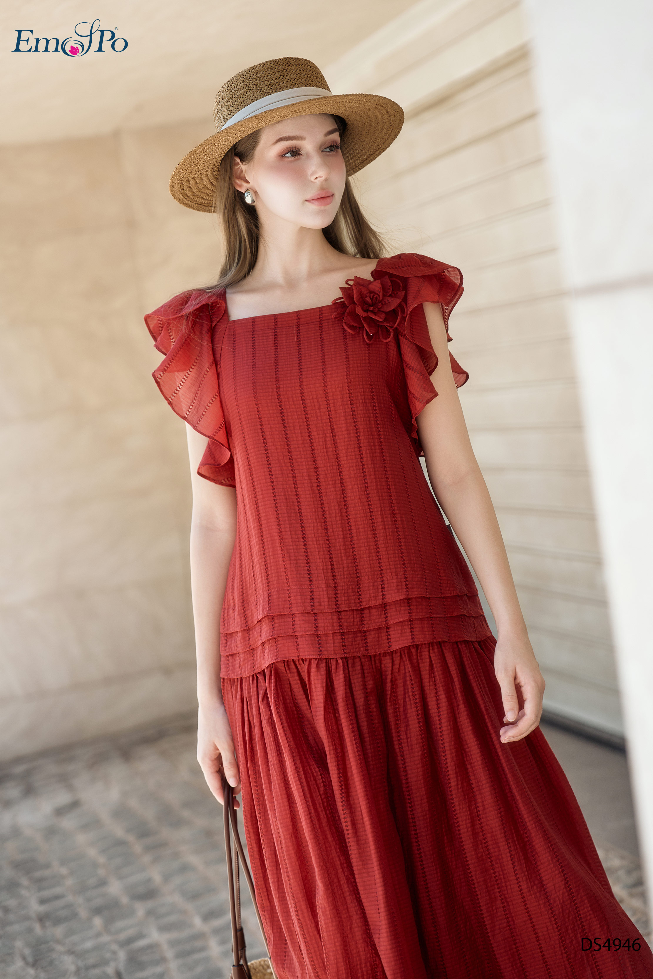 Đầm xòe, cổ vuông tay bèo, đai và hoa cài rời