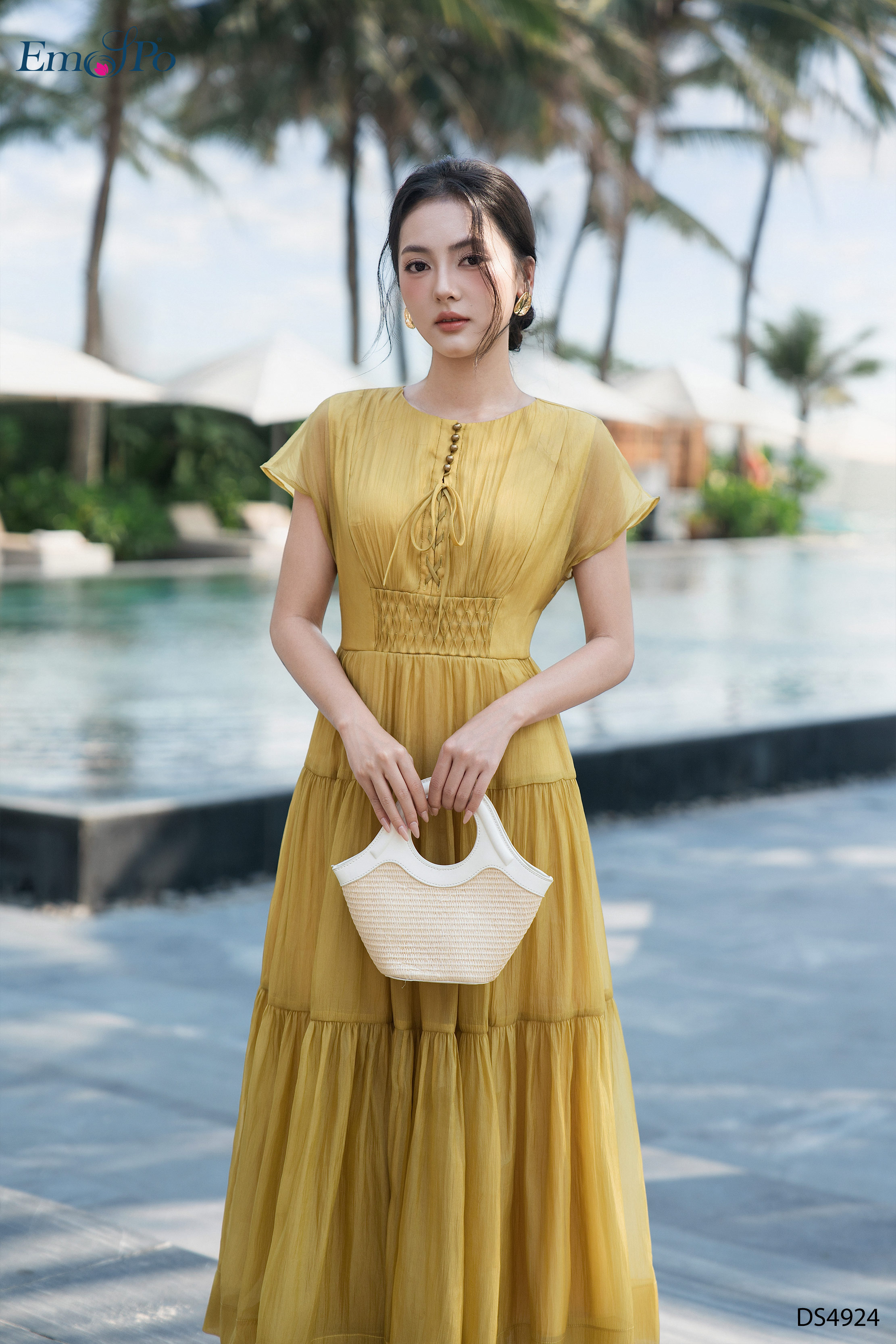 Đầm xòe dập ly tăm, cổ tròn tay hến, cài khuy trai, đan dây