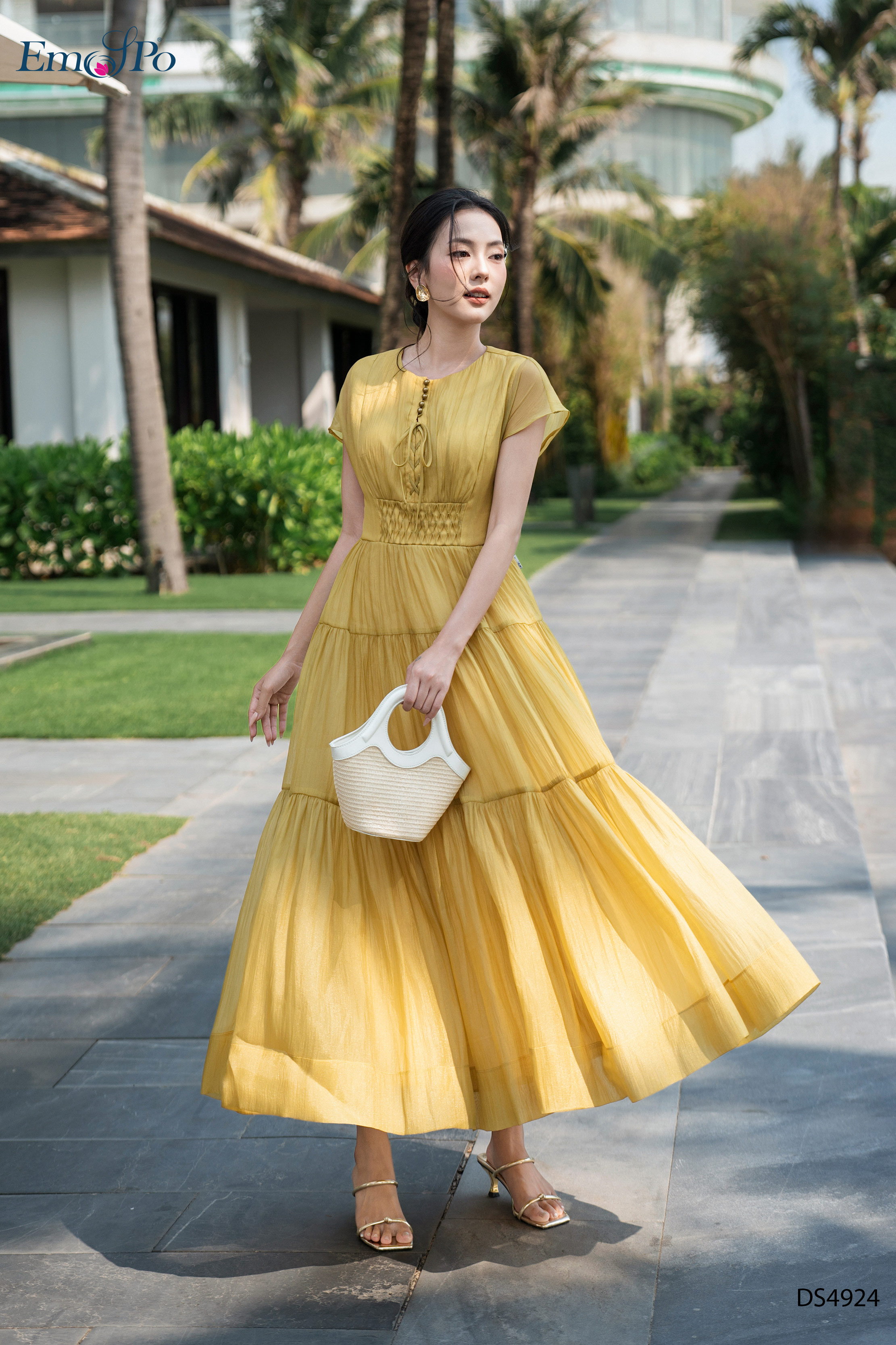 Đầm xòe dập ly tăm, cổ tròn tay hến, cài khuy trai, đan dây