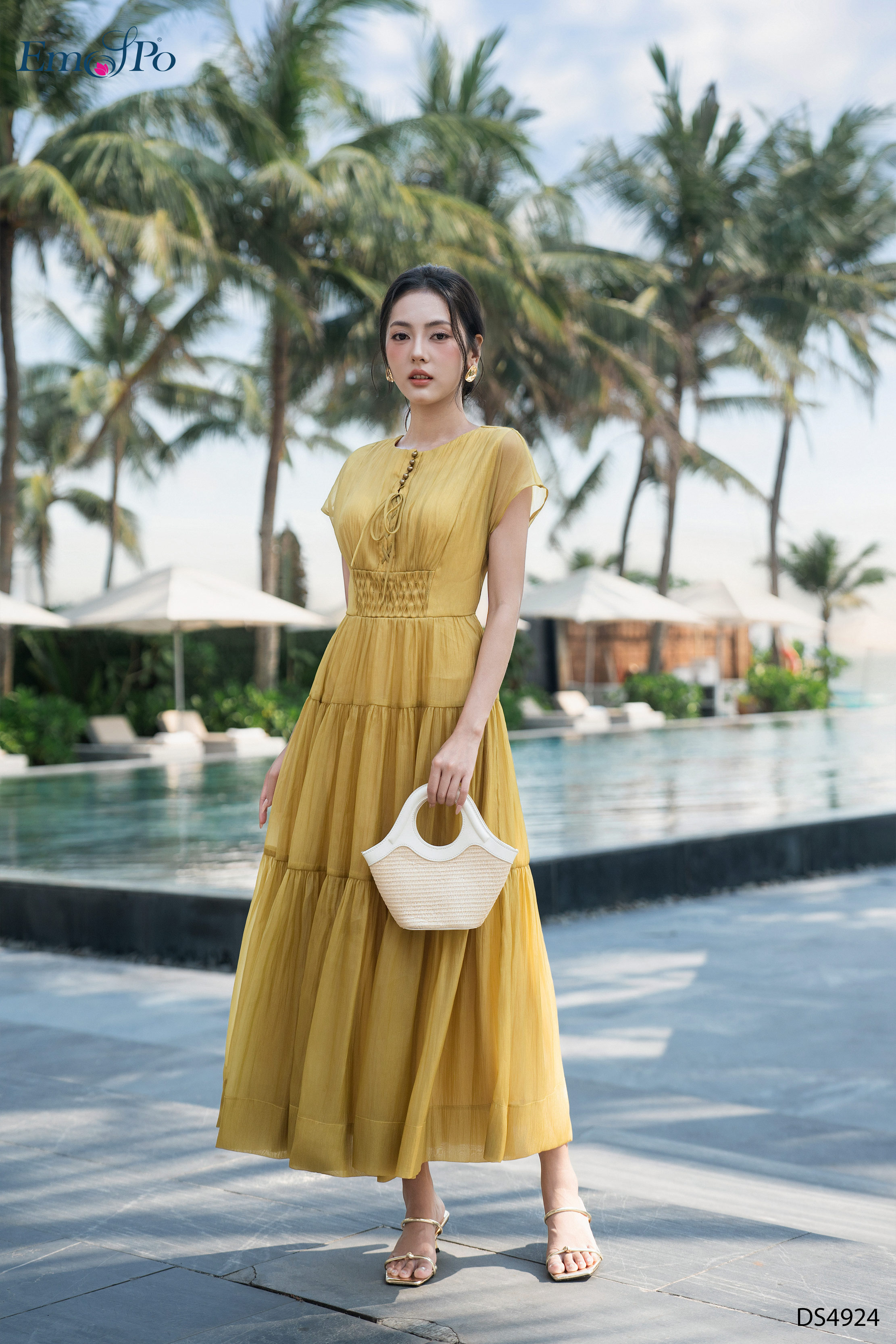 Đầm xòe dập ly tăm, cổ tròn tay hến, cài khuy trai, đan dây