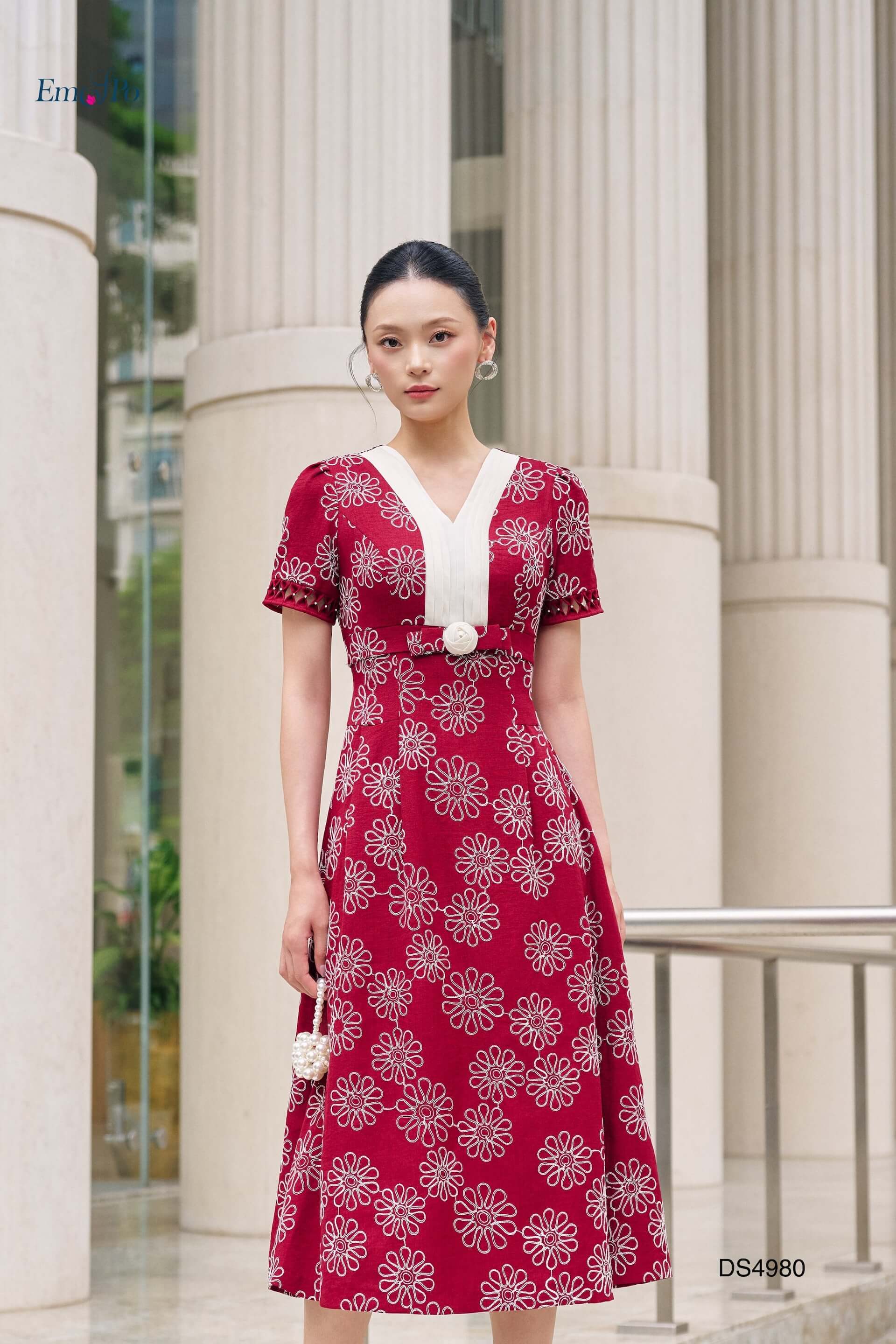 Đầm xòe họa tiết hoa, cổ tim phối màu xếp ly, chiết eo cao đính nơ hoa