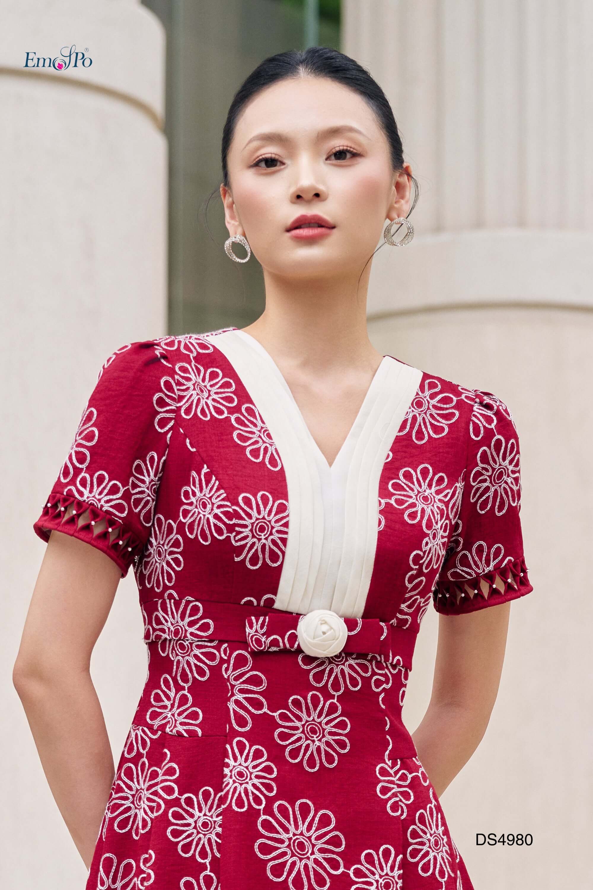 Đầm xòe họa tiết hoa, cổ tim phối màu xếp ly, chiết eo cao đính nơ hoa