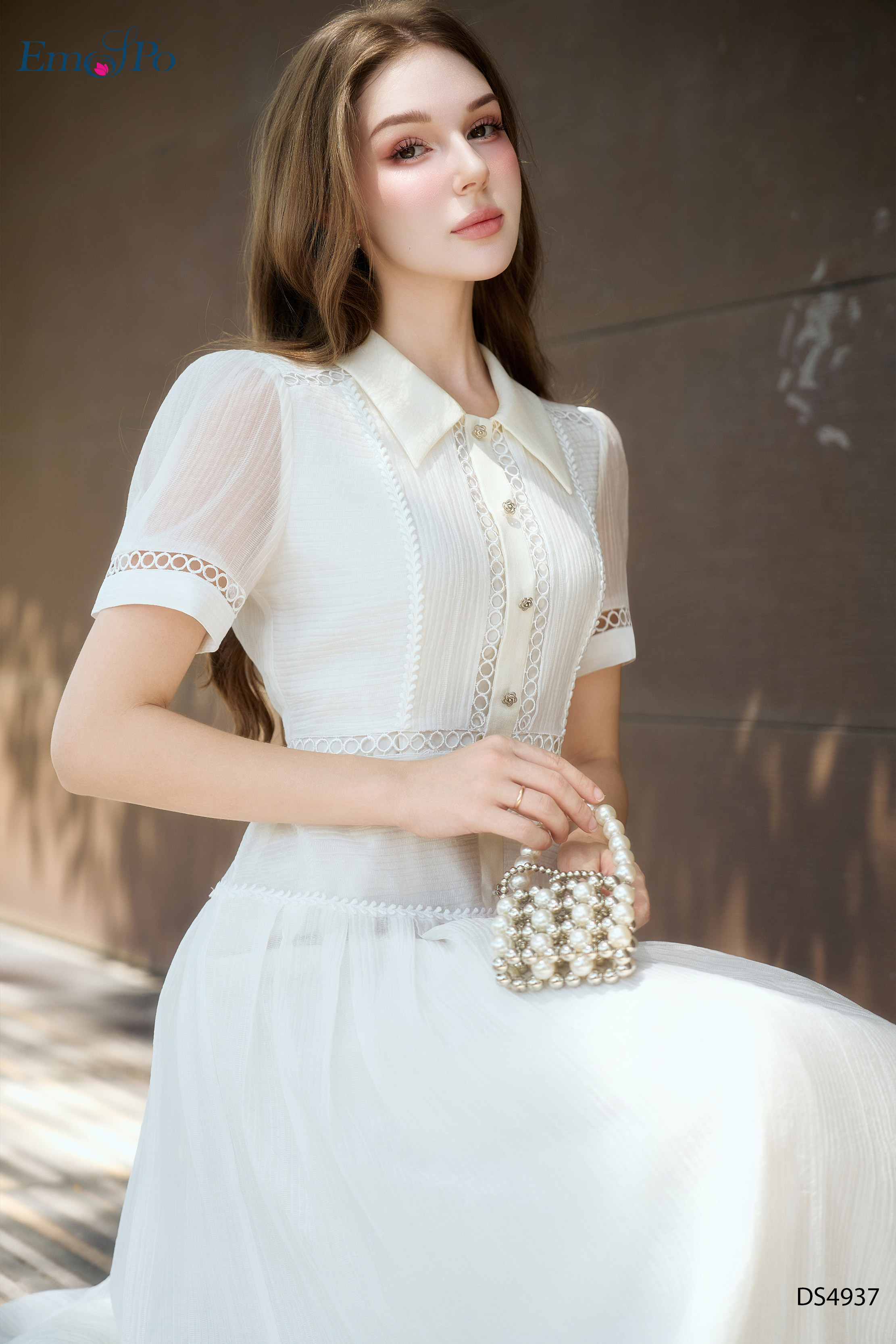 Đầm xòe kẹp ren, cổ đức bẻ, đính hàng cúc hoa