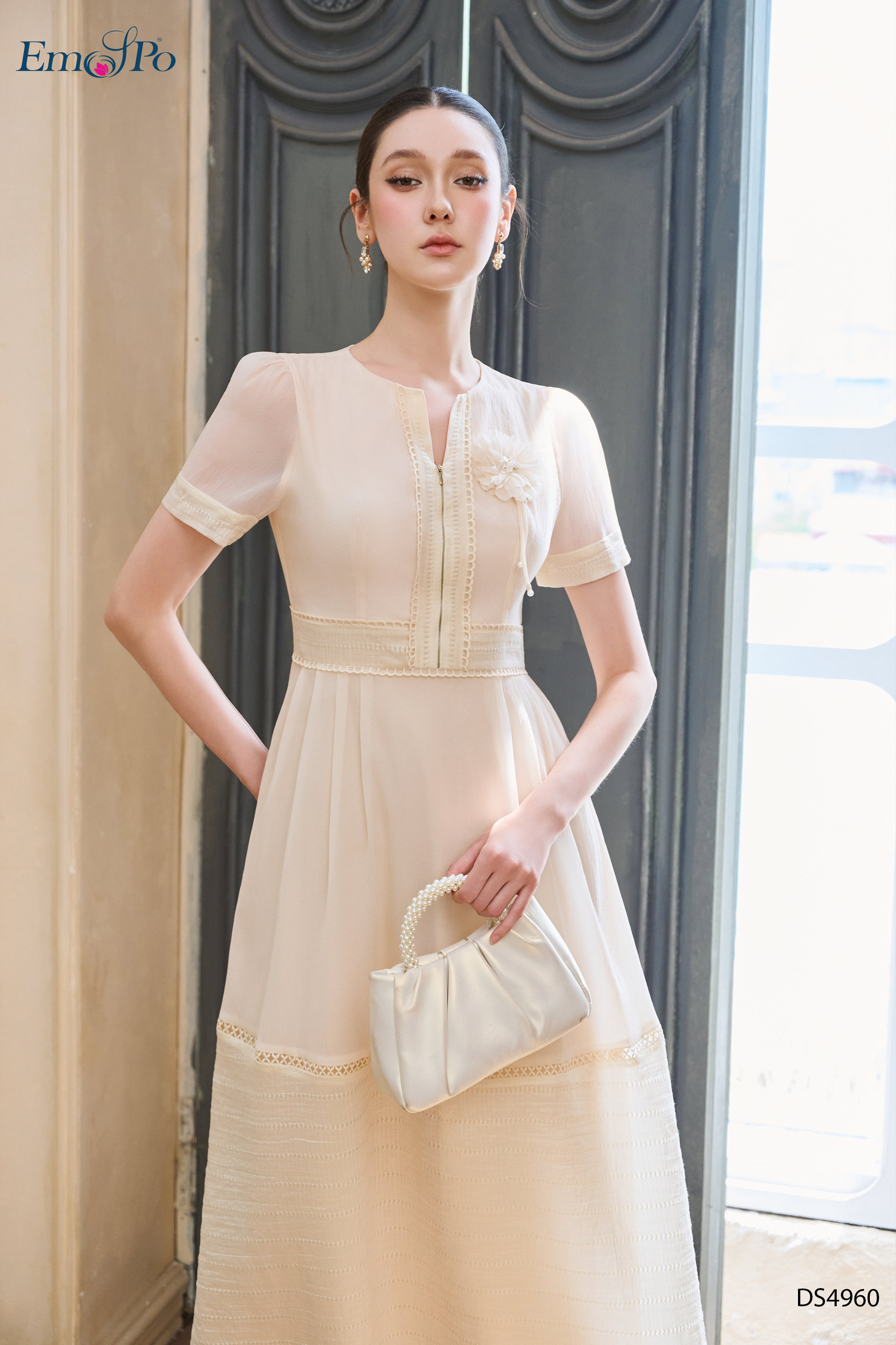 Đầm xòe phối ren, cổ tròn khoét V kéo khóa, hoa cài rời