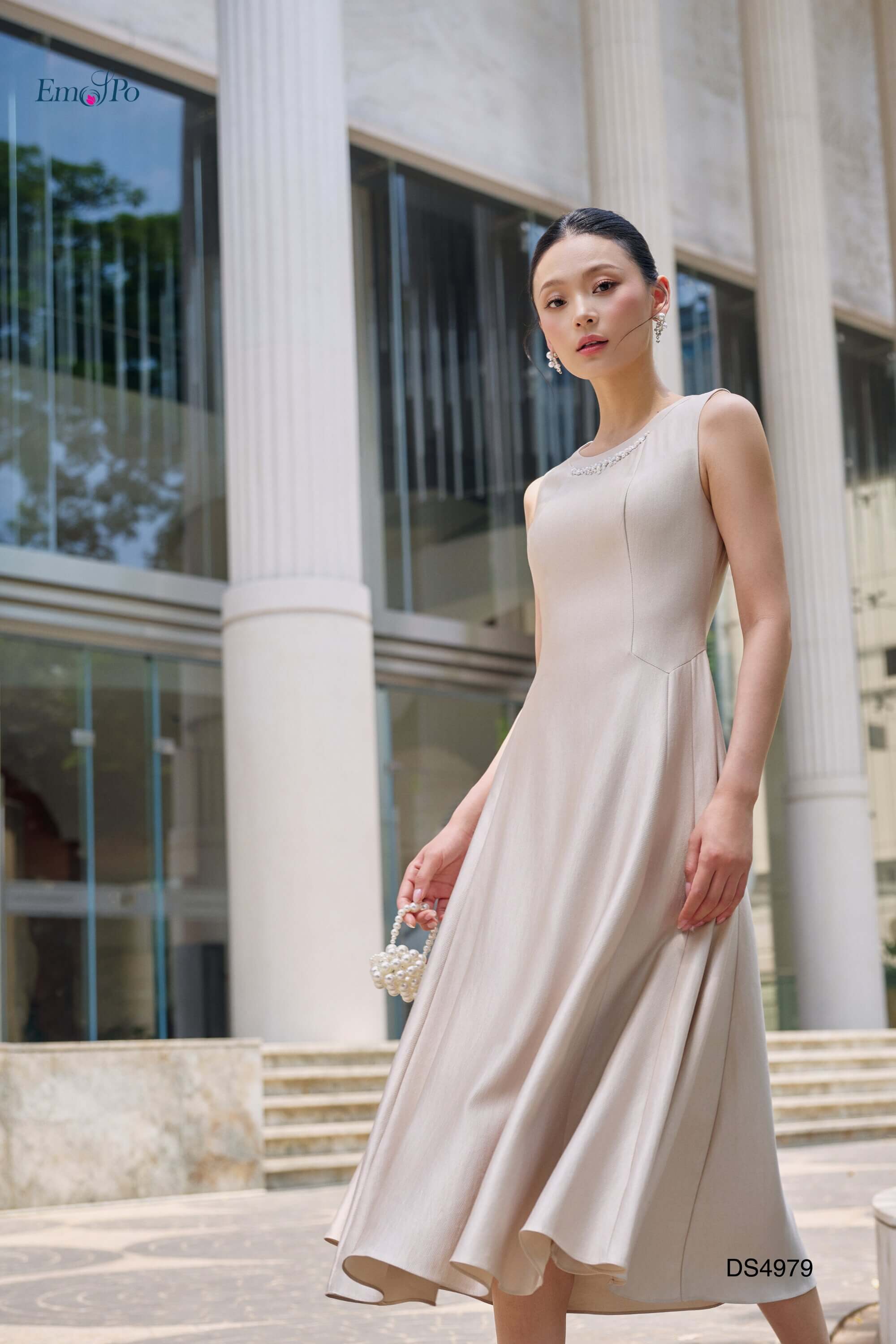 Đầm xòe sát nách, cổ tròn đính đá và ngọc trai, nơ cài rời, đi kèm AC0033