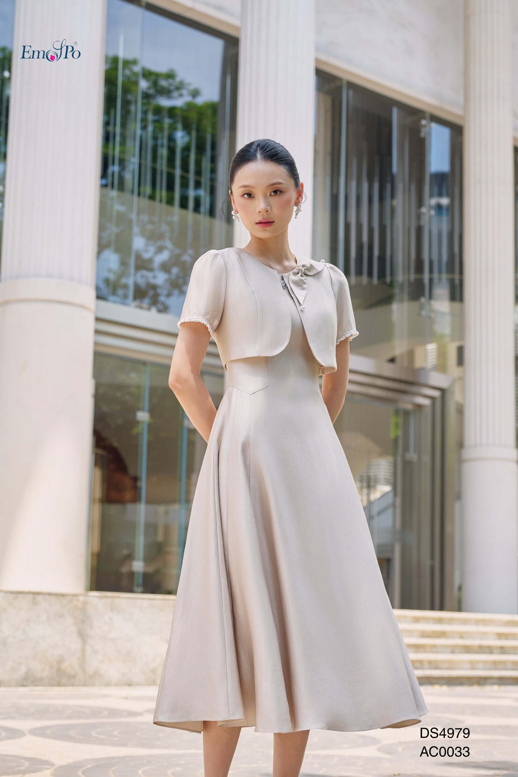 Đầm xòe sát nách, cổ tròn đính đá và ngọc trai, nơ cài rời, đi kèm AC0033