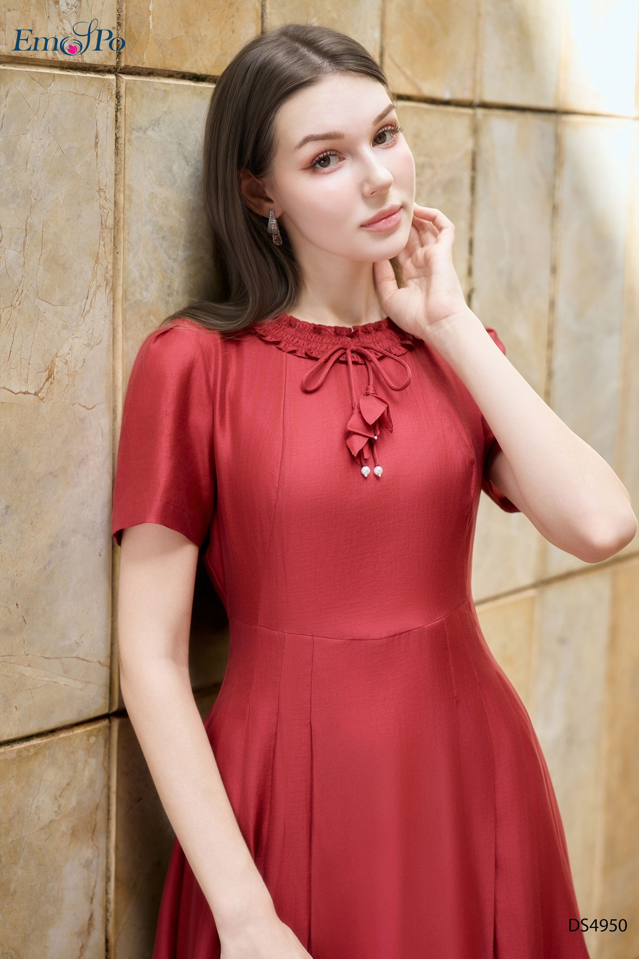 Đầm xòe xếp ly 2 bên, cổ tròn chun bèo, đính nơ hoa ngọc trai