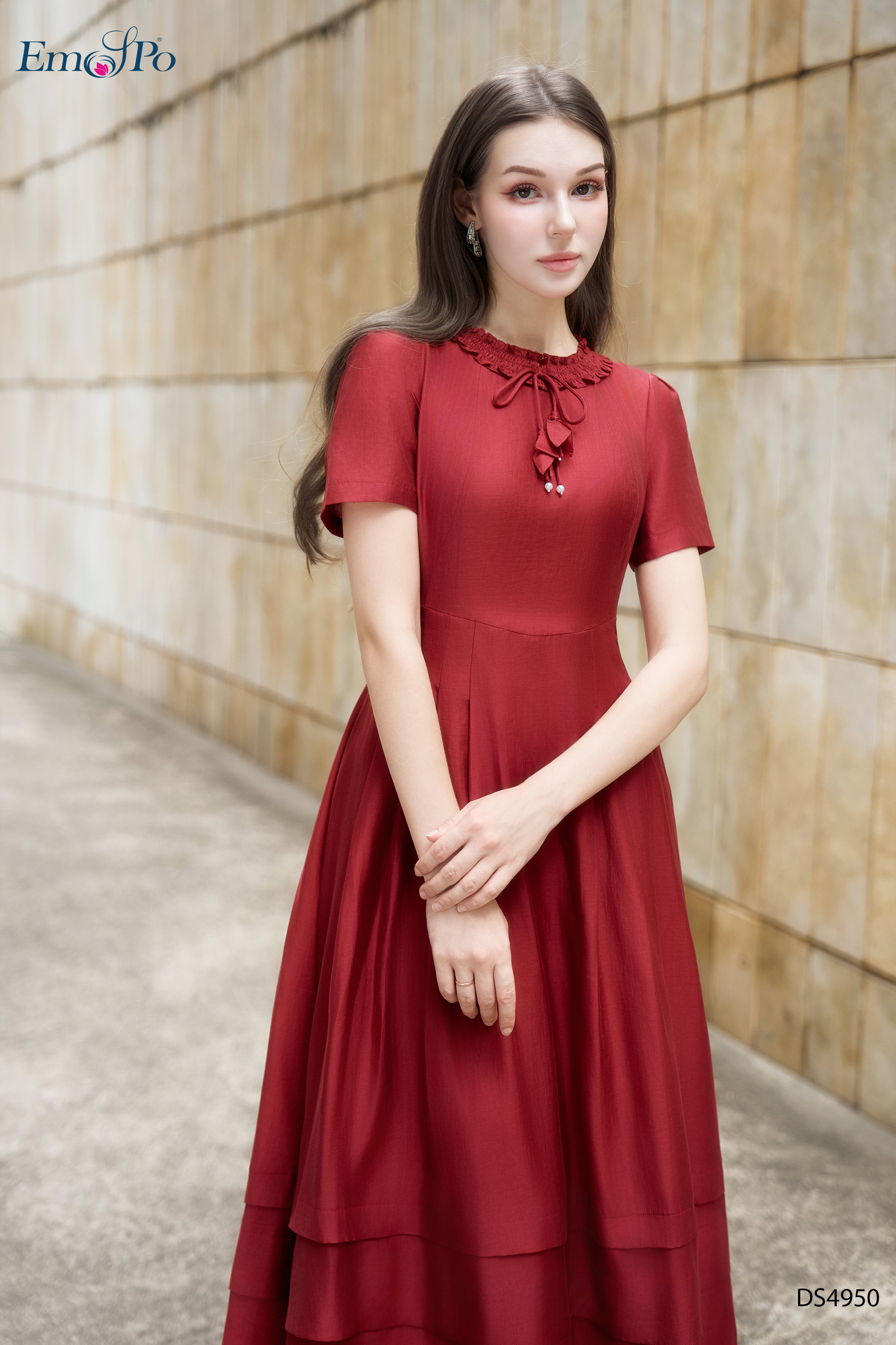 Đầm xòe xếp ly 2 bên, cổ tròn chun bèo, đính nơ hoa ngọc trai