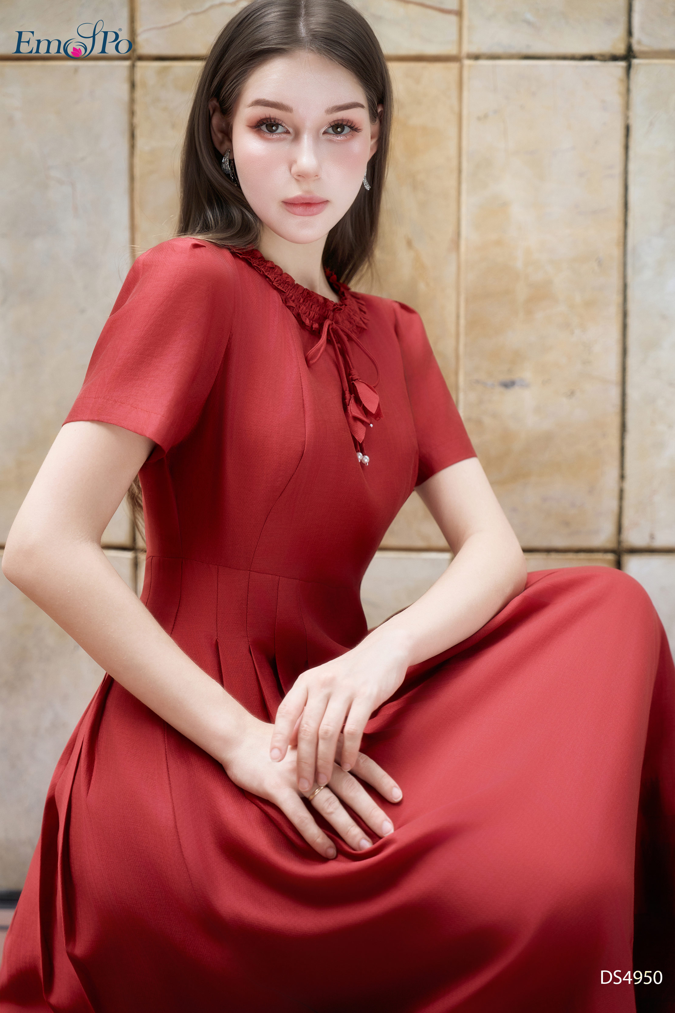 Đầm xòe xếp ly 2 bên, cổ tròn chun bèo, đính nơ hoa ngọc trai
