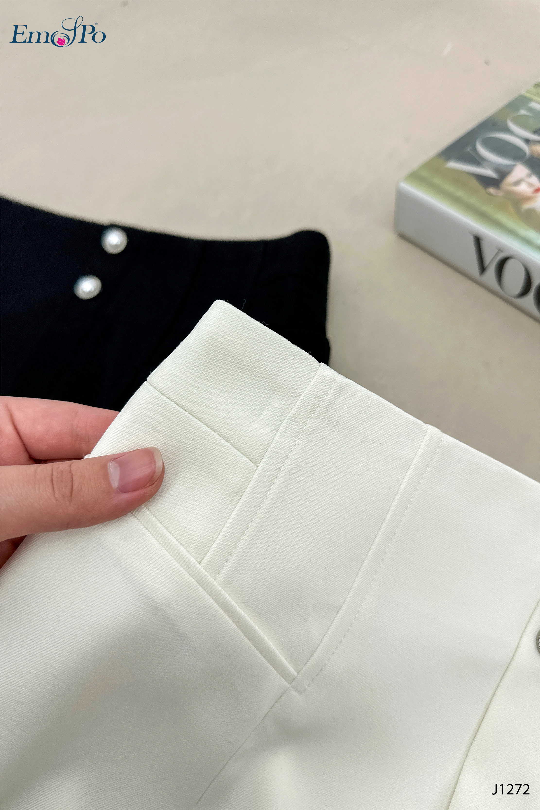 Juyp ôm cạp cao, xẻ sau, đính cúc trai, kéo khóa sau