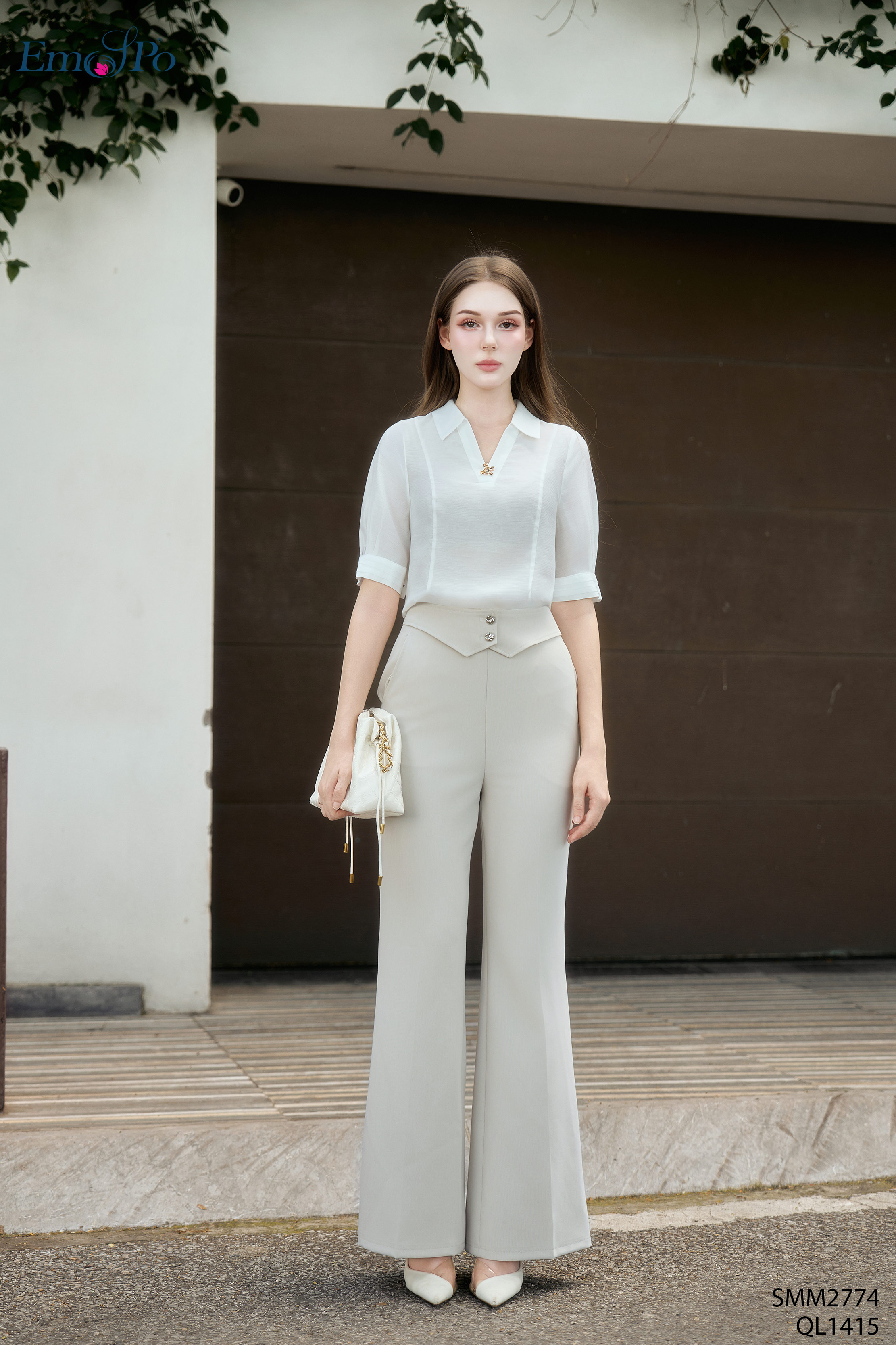 Quần ống loe, cạp bong đính cúc, túi chéo 2 bên