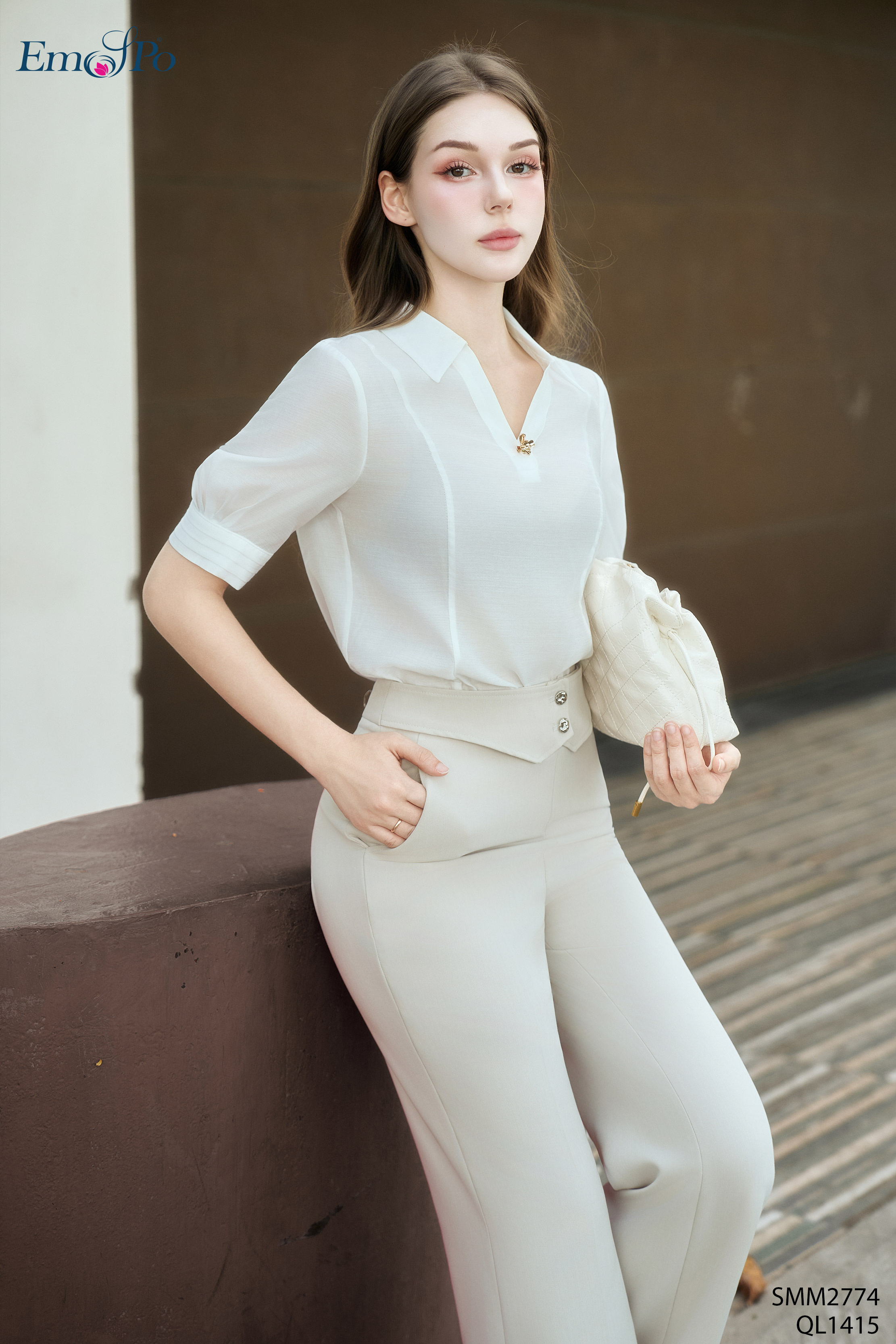 Quần ống loe, cạp bong đính cúc, túi chéo 2 bên