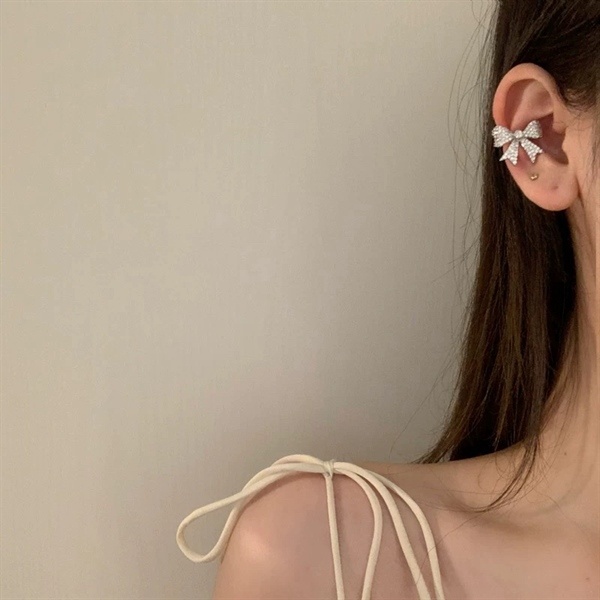 1 chiếc bông tai kẹp nơ đá 005
