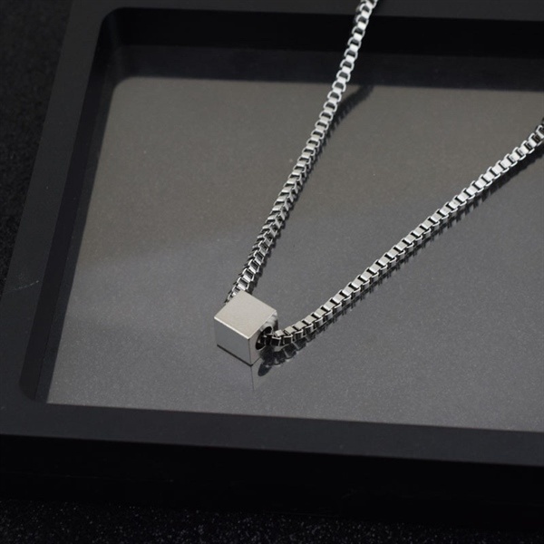 Vòng cổ titan mặt khối vuông xích khúc 671
