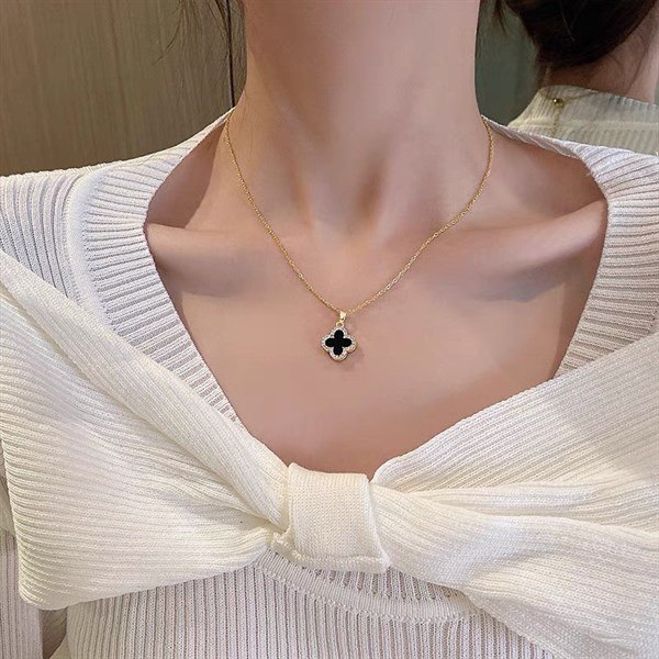 Vòng cổ titan mặt 4 lá đen 522