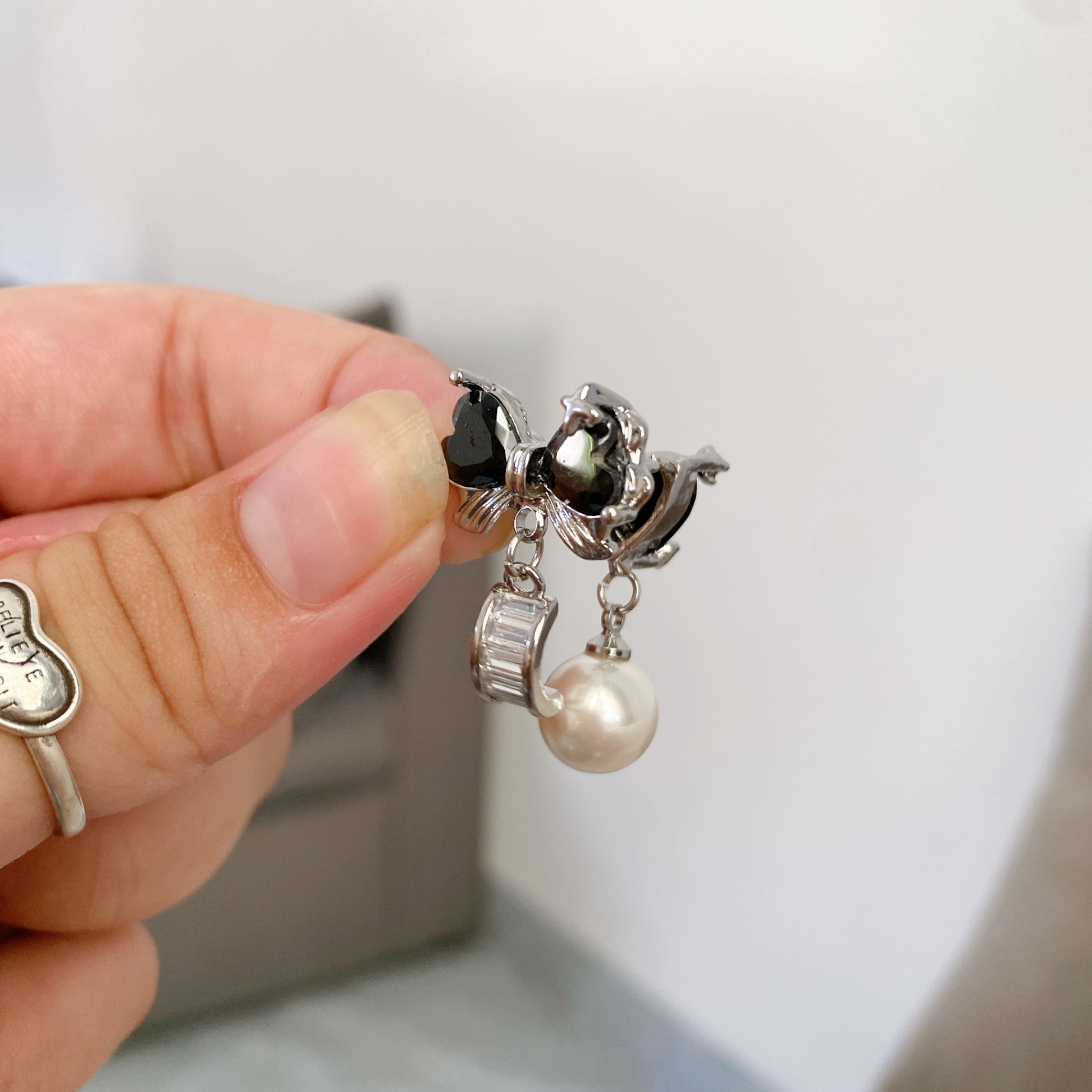 1 chiếc kẹp vành nơ thả ngọc đen 2 mặt 50