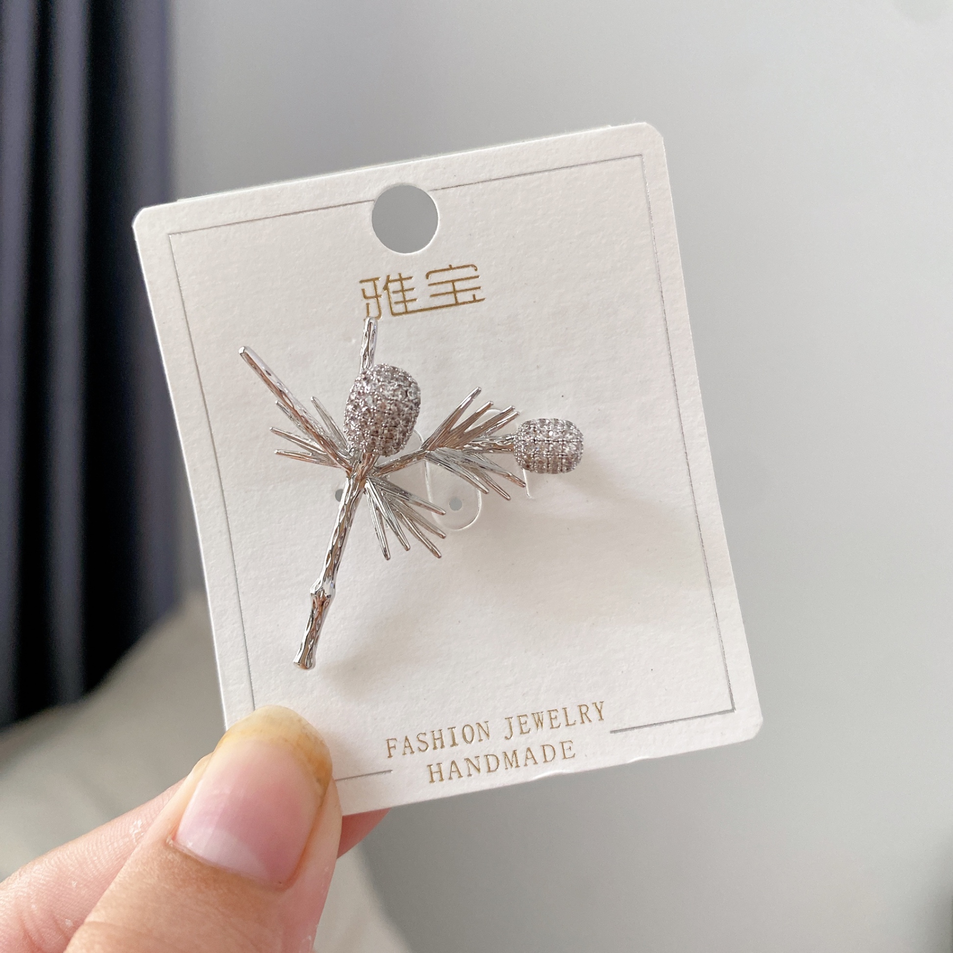 Cài áo đá cành hoa nhọn 559