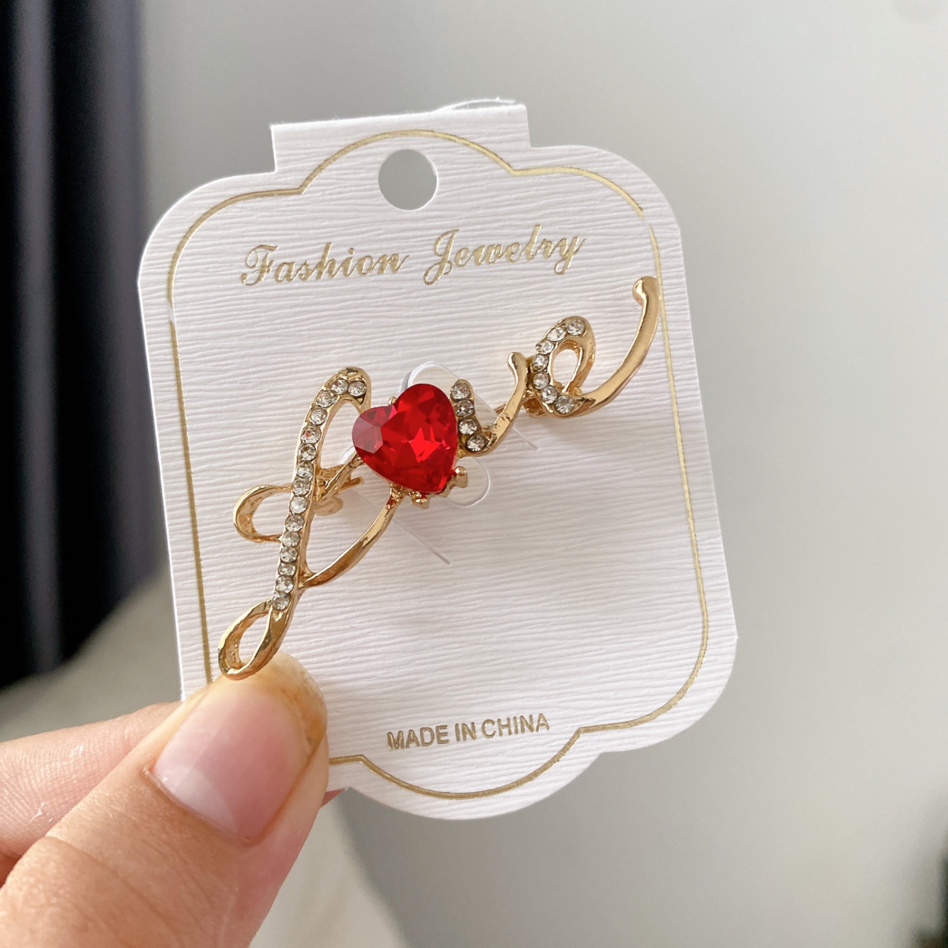 Cài áo chữ love đá 561
